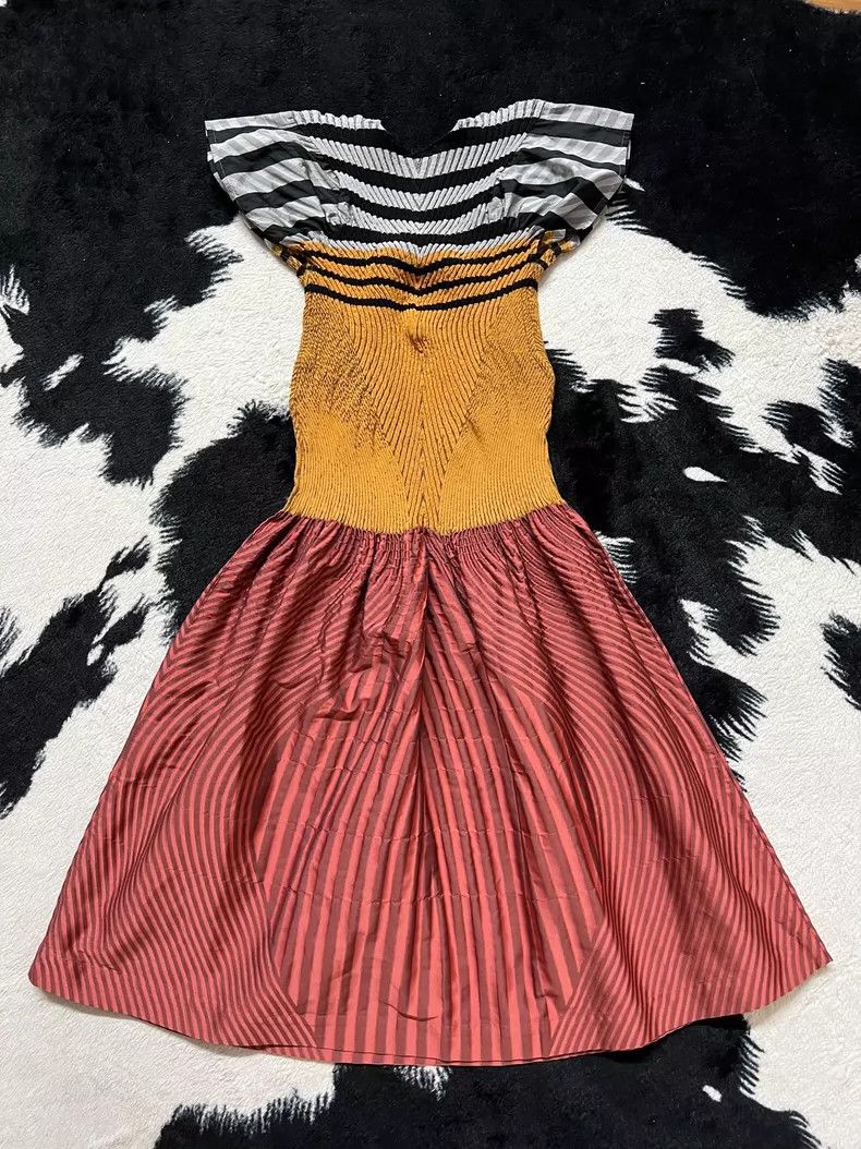 Issey Miyake Issey Miyake size:2 Red striped skirt Size 42" / US 20 - 6 Thumbnail