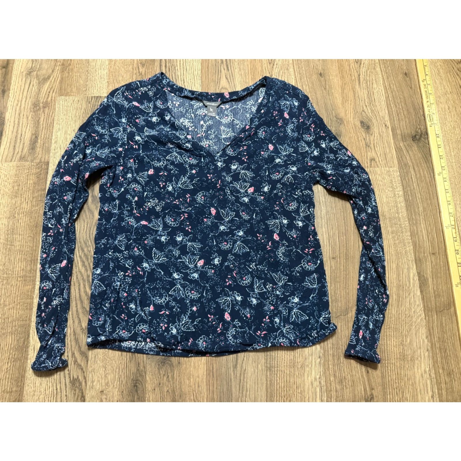 Eddie Bauer Eddie Bauer Shirt Women's Medium Blue Floral Long Sleeve V-neck Cotton Size M / US 6-8 / IT 42-44 - 2 Thumbnail