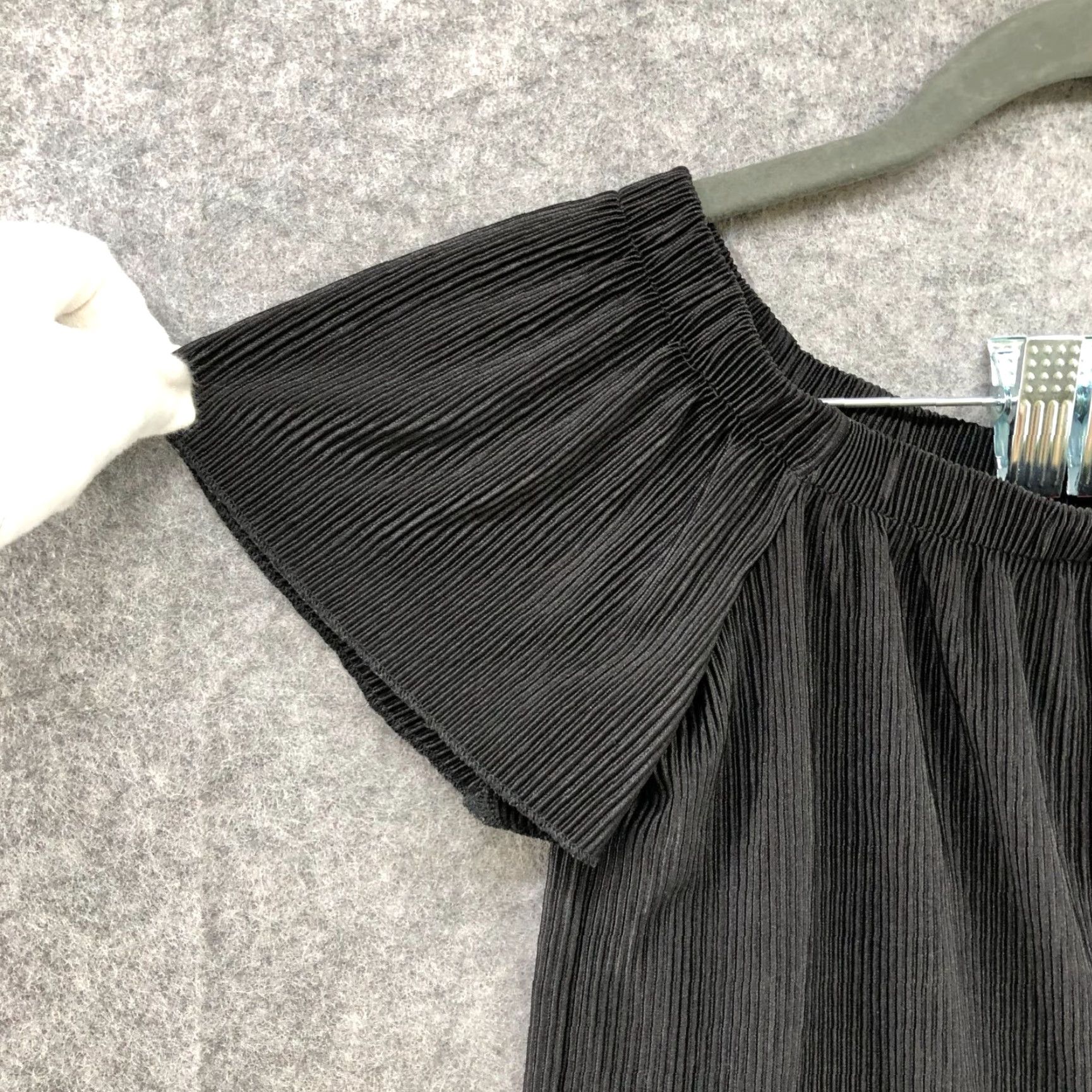 Guess Guess Top Womens Size XS Black Accordion Pleat Off Shoulder Flutter Sleeve Size XS / US 0-2 / IT 36-38 - 5 Thumbnail