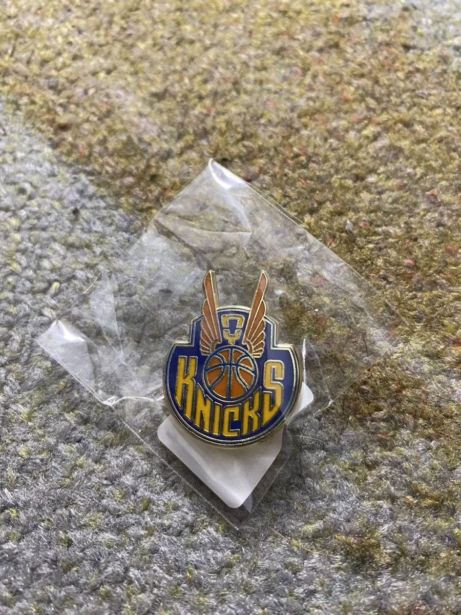 Kith × NBA Kith x New York Knicks Pin Size ONE SIZE - 1 Thumbnail