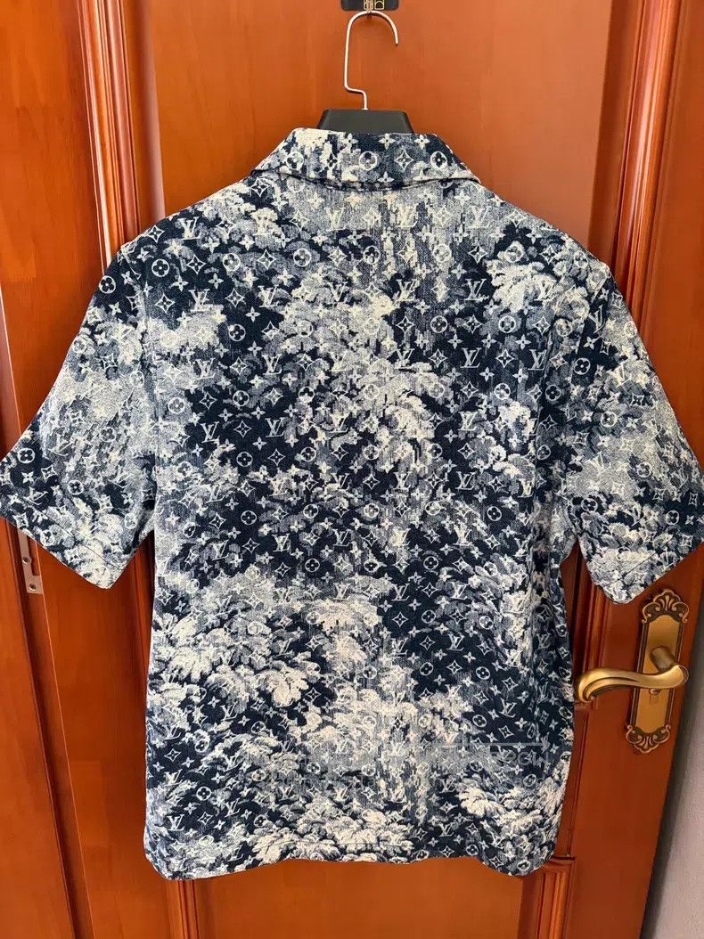 Louis Vuitton Louis Vuitton Full logo short sleeve shirt Size US XL / EU 56 / 4 - 2 Thumbnail