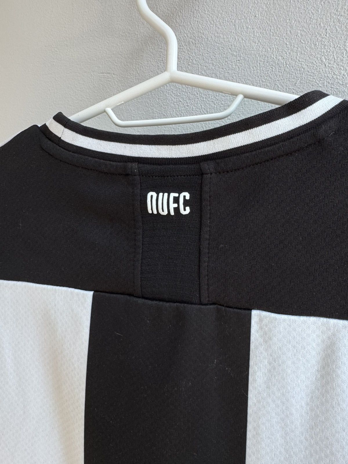 Puma NEWCASTLE UNITED 2019 2020 HOME FOOTBALL SHIRT SOCCER JERSEY Size US L / EU 52-54 / 3 - 16 Thumbnail
