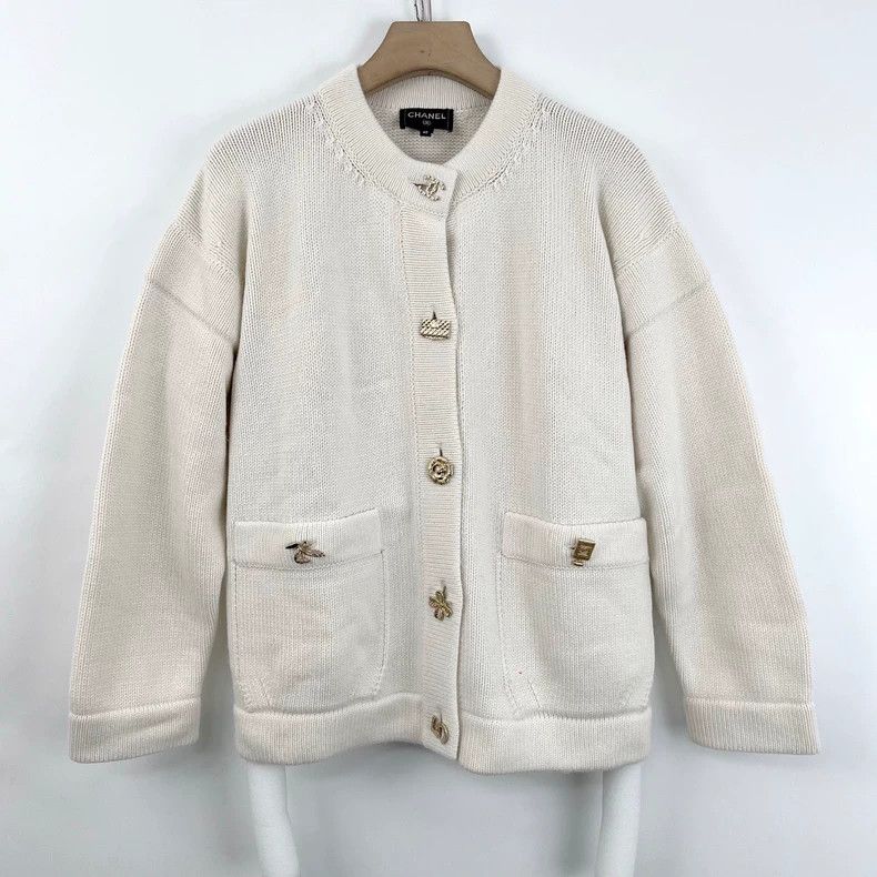 Chanel Chanel Badge button white knitted cardigan jacket Size S / US 4 / IT 40 - 2 Thumbnail