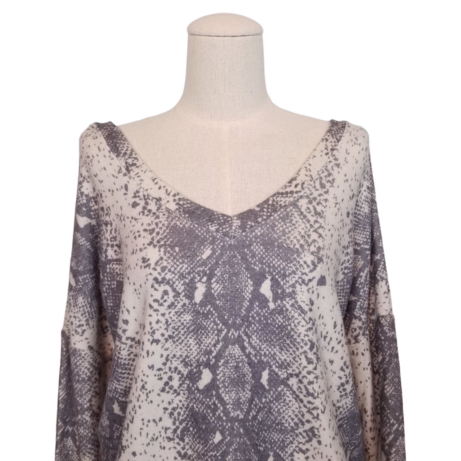 Wildfox Wildfox "Daphne" V-Neck Pullover Sweater Gray Python Print M Size M / US 6-8 / IT 42-44 - 2 Thumbnail