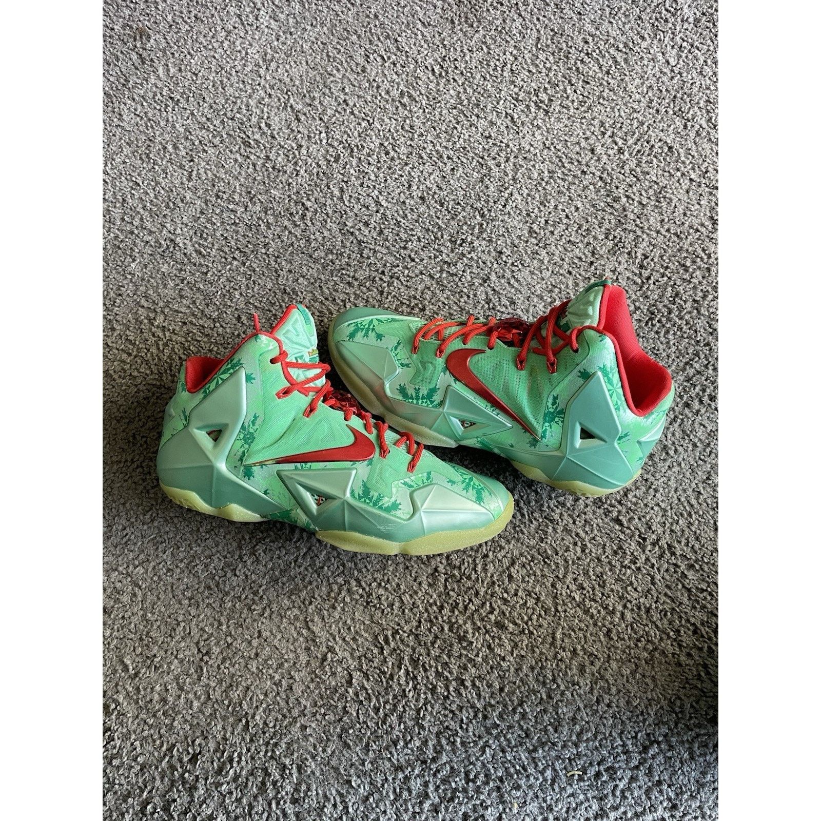 Nike Size 10- Nike LeBron 11 "Christmas" 616175-301 Size US 10 / EU 43 - 2 Thumbnail