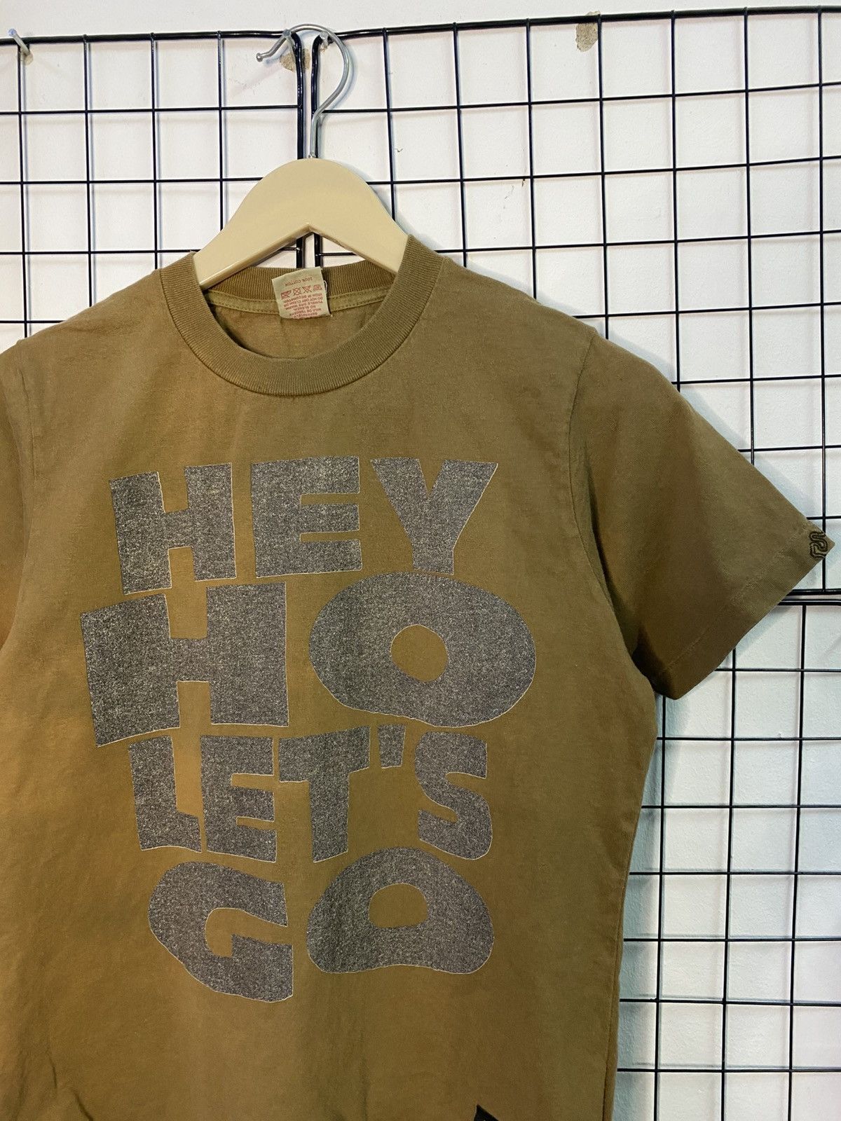 Band Tees Vtg RNA Alternative Inc. No Mix Slang Ramones Hey Ho Tee Size US XS / EU 42 / 0 - 2 Thumbnail