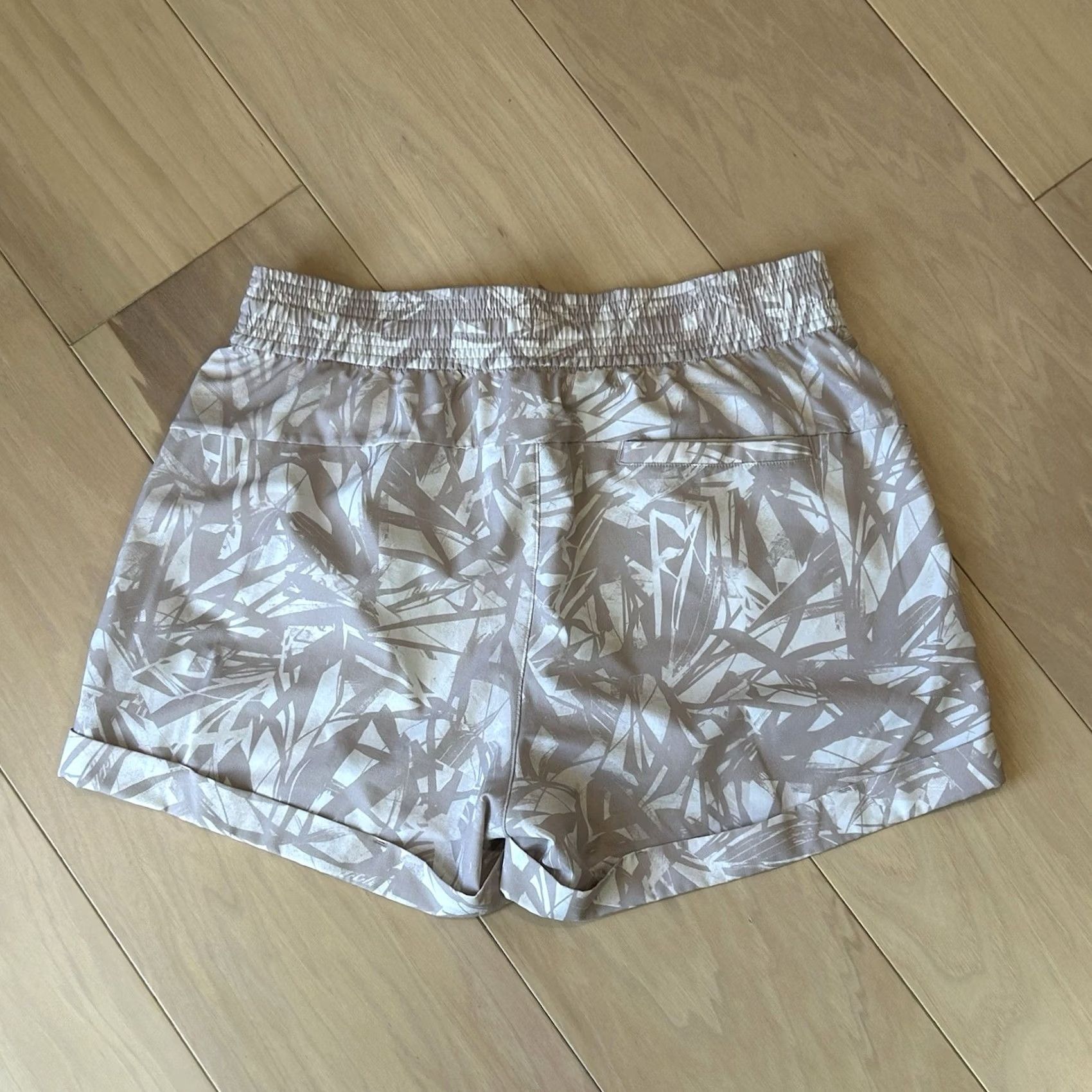 Lululemon Lululemon Spring Break Away Short Shadow Leaf Women’s 8 Size 30" / US 8 / IT 44 - 2 Thumbnail