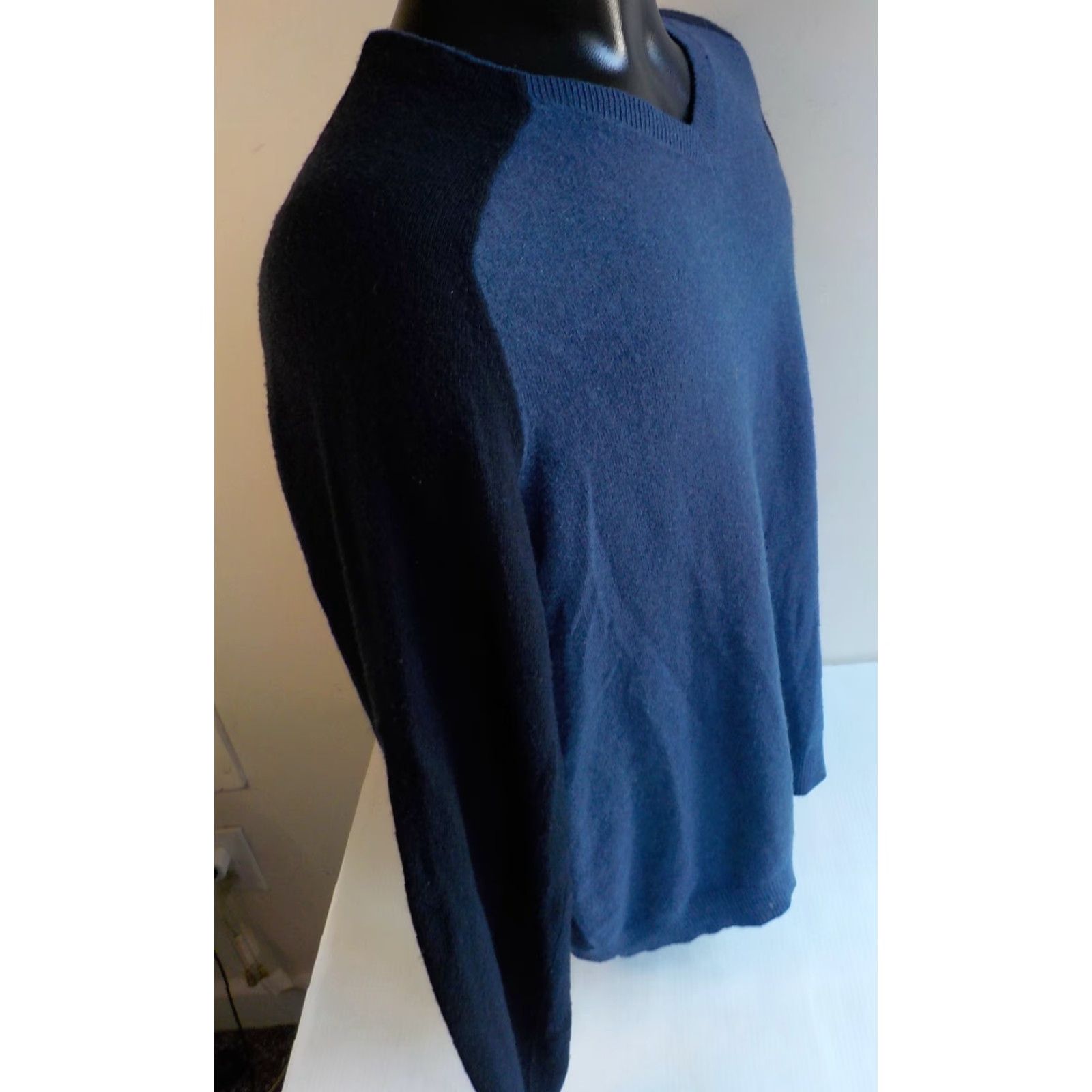 Vince VINCE V-Neck Sweater Shirt Wool Blend Two Tone Blues SZ LARGE Men Regular Knit Size US L / EU 52-54 / 3 - 3 Thumbnail