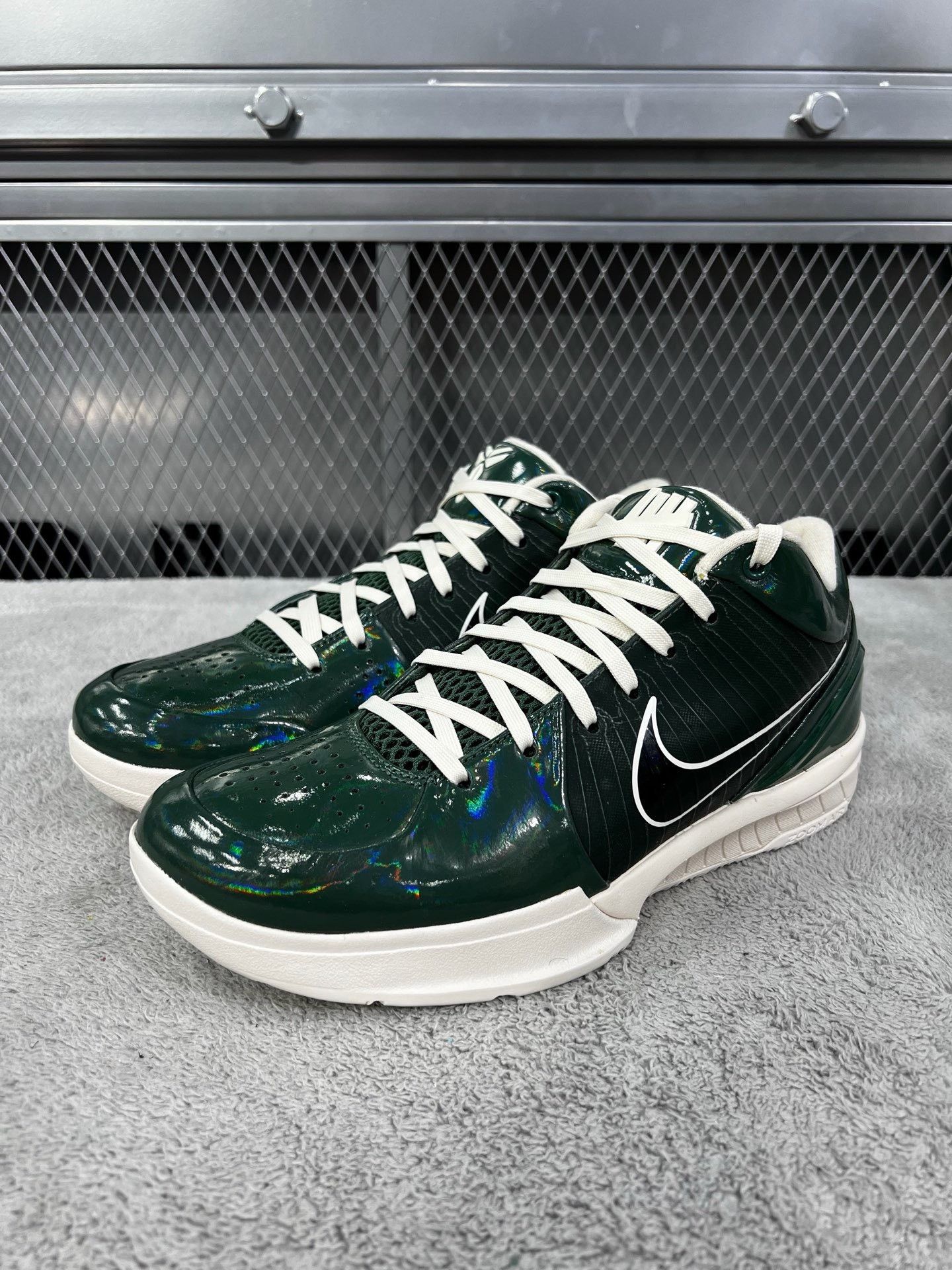 Undefeated Undefeated KOBE 4 Green Lowtop Sneakers 41 Men Size US 8.5 / EU 41-42 - 1 Thumbnail