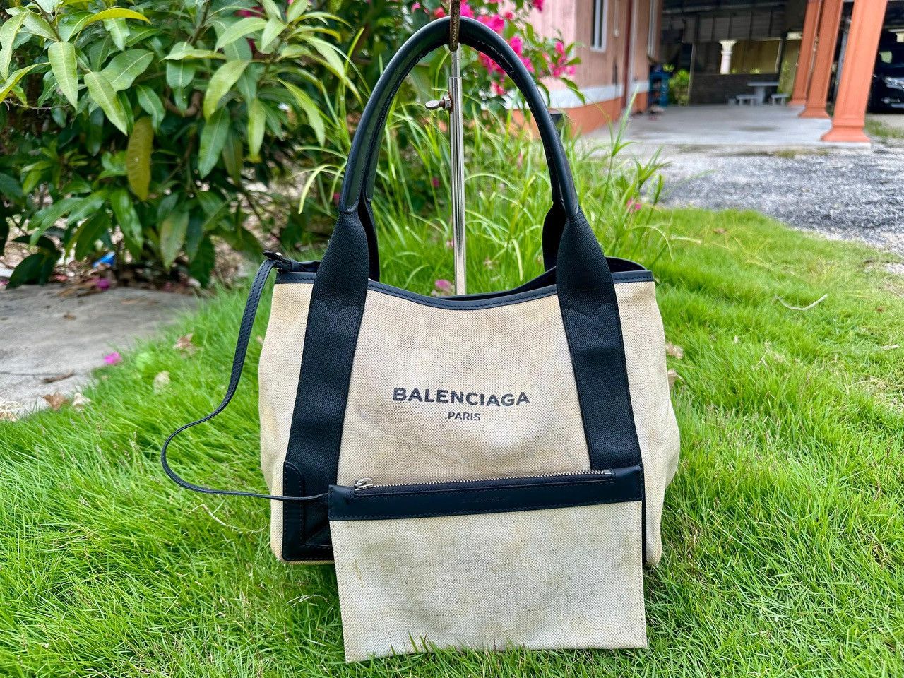 Balenciaga Authentic Balenciaga Navy Cabas Small in Beige Tote Bag Size ONE SIZE - 2 Thumbnail