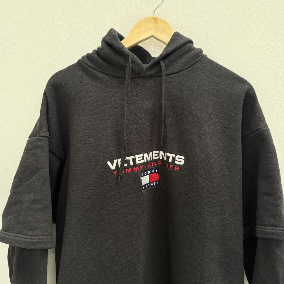 Vetements Vetements Tommy Hilfiger Double Sleeve Oversized Hoodie Size US L / EU 52-54 / 3 - 2 Thumbnail