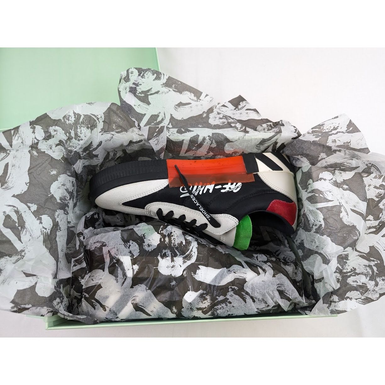 Off-White o1rshd1 Floating Arrow Low-Top Sneakers in Off White Size US 8 / EU 41 - 22 Thumbnail