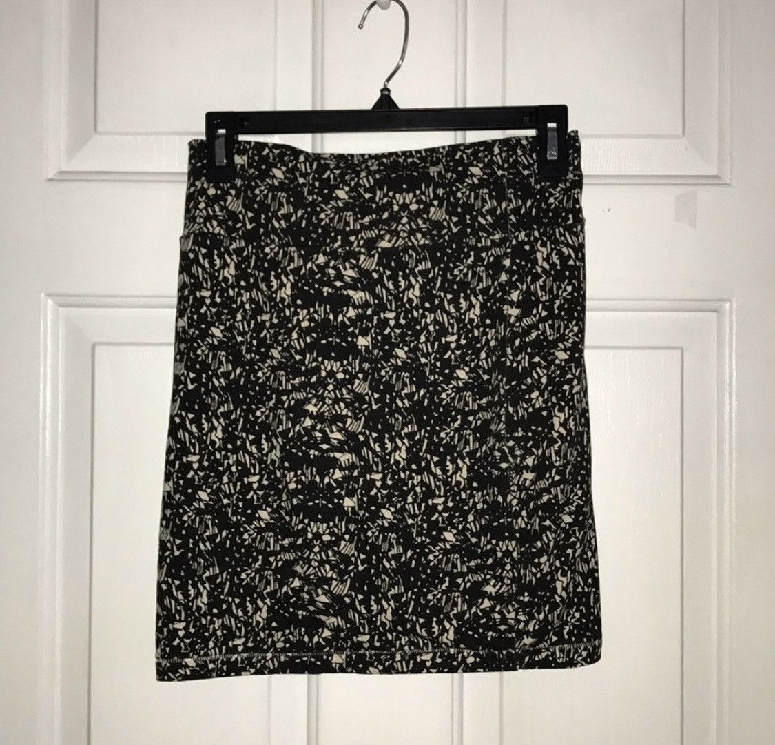Forever 21 FOREVER 21 BLACK & CREAM MINI SKIRT SIZE L Size 28" / US 6 / IT 42 - 4 Thumbnail