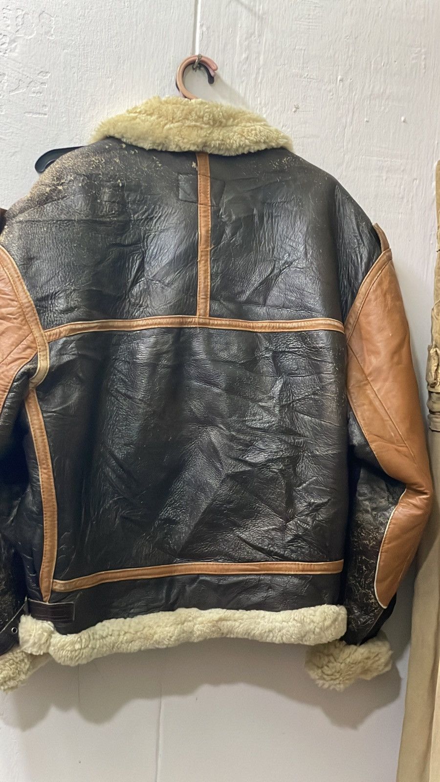 Vintage vintage brown leather jacket is a B-3 bomber flight jacket, Size US L / EU 52-54 / 3 - 8 Thumbnail
