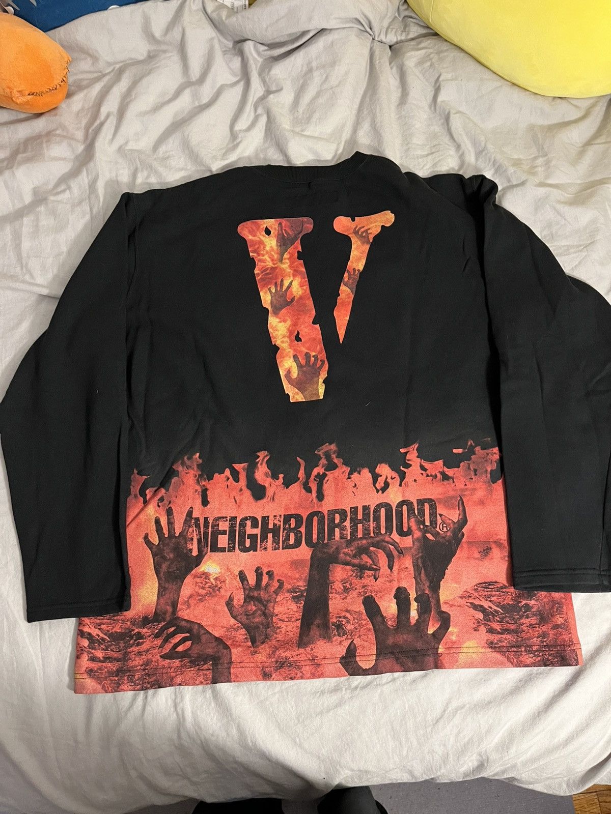 Neighborhood × Vlone Vlone neighborhood black skull flames crewneck Size US L / EU 52-54 / 3 - 9 Thumbnail