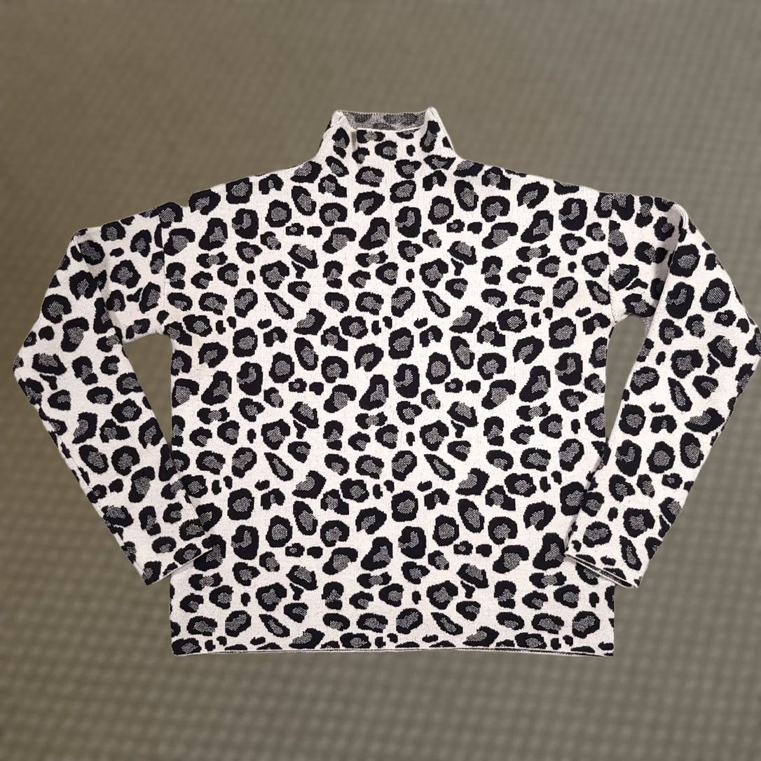 Vintage Tahari Leopard Print Mock Neck Sweater Womens Small White Black Stretch Pullover Knit Vintage? No (remove question) Size S / US 4 / IT 40 - 1 Thumbnail