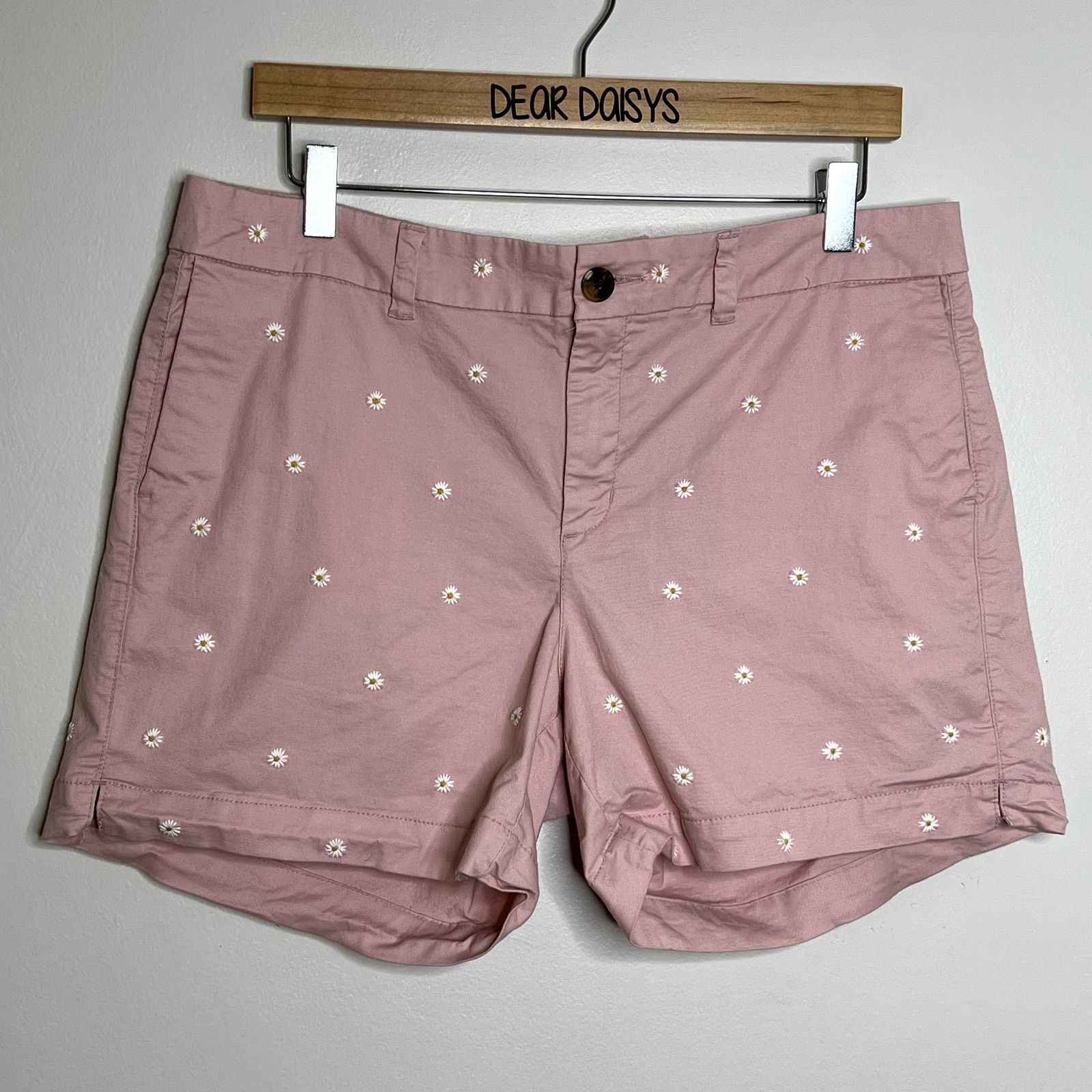 Old Navy Old Navy Everyday Short Pink Flower Shorts Size 34" / US 12 / IT 48 - 1 Thumbnail