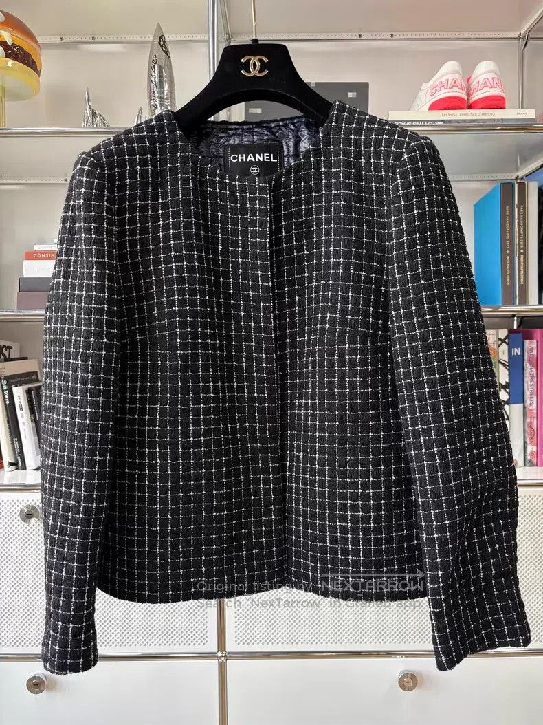Chanel Chanel 16s show black and white plaid round-neck knitted j Size S / US 4 / IT 40 - 1 Thumbnail