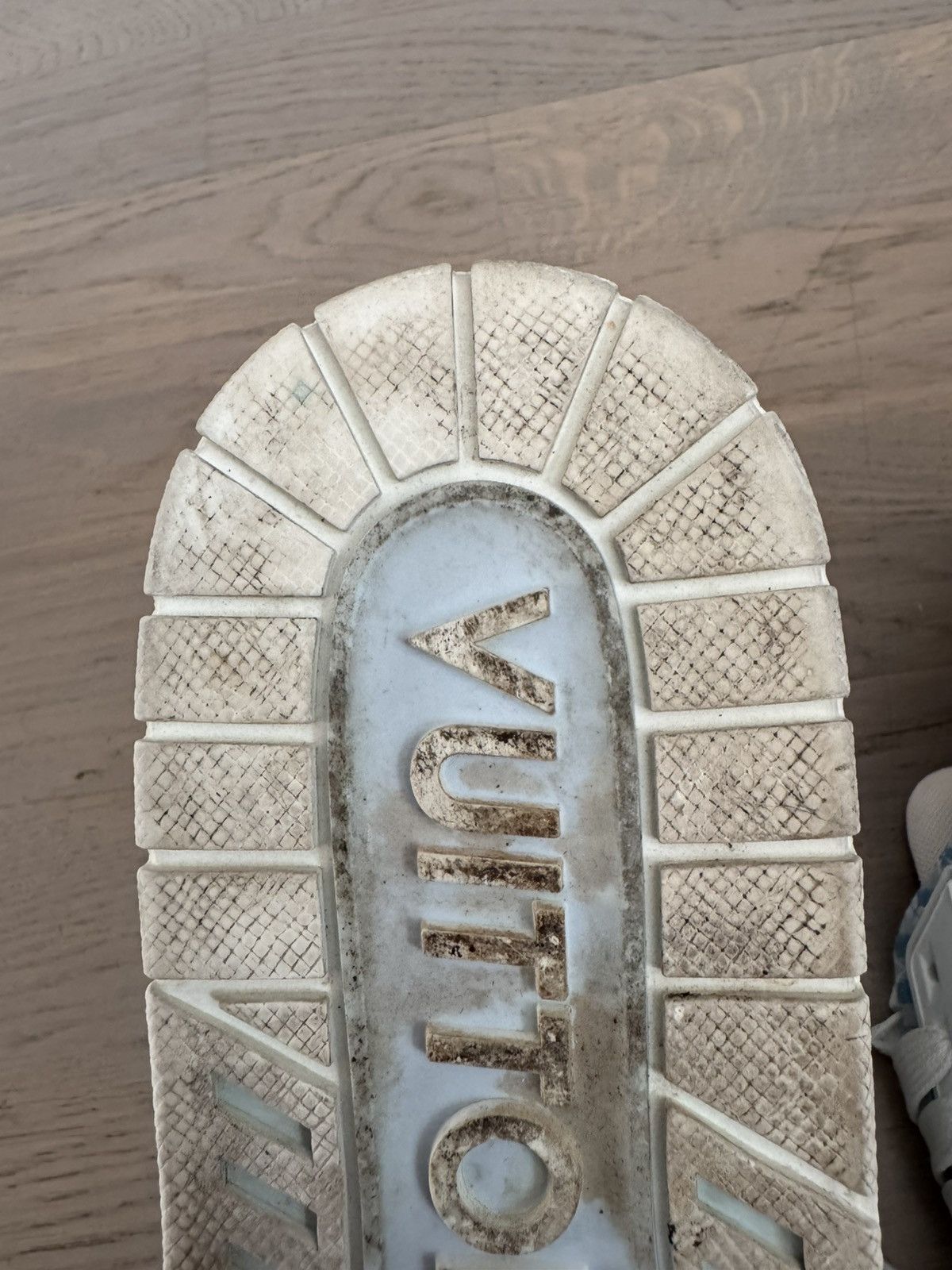 Louis Vuitton LOUIS VUITTON men sneakers MARKED SIZE UK 7 know your LV fit Size US 8.5 / EU 41-42 - 11 Thumbnail