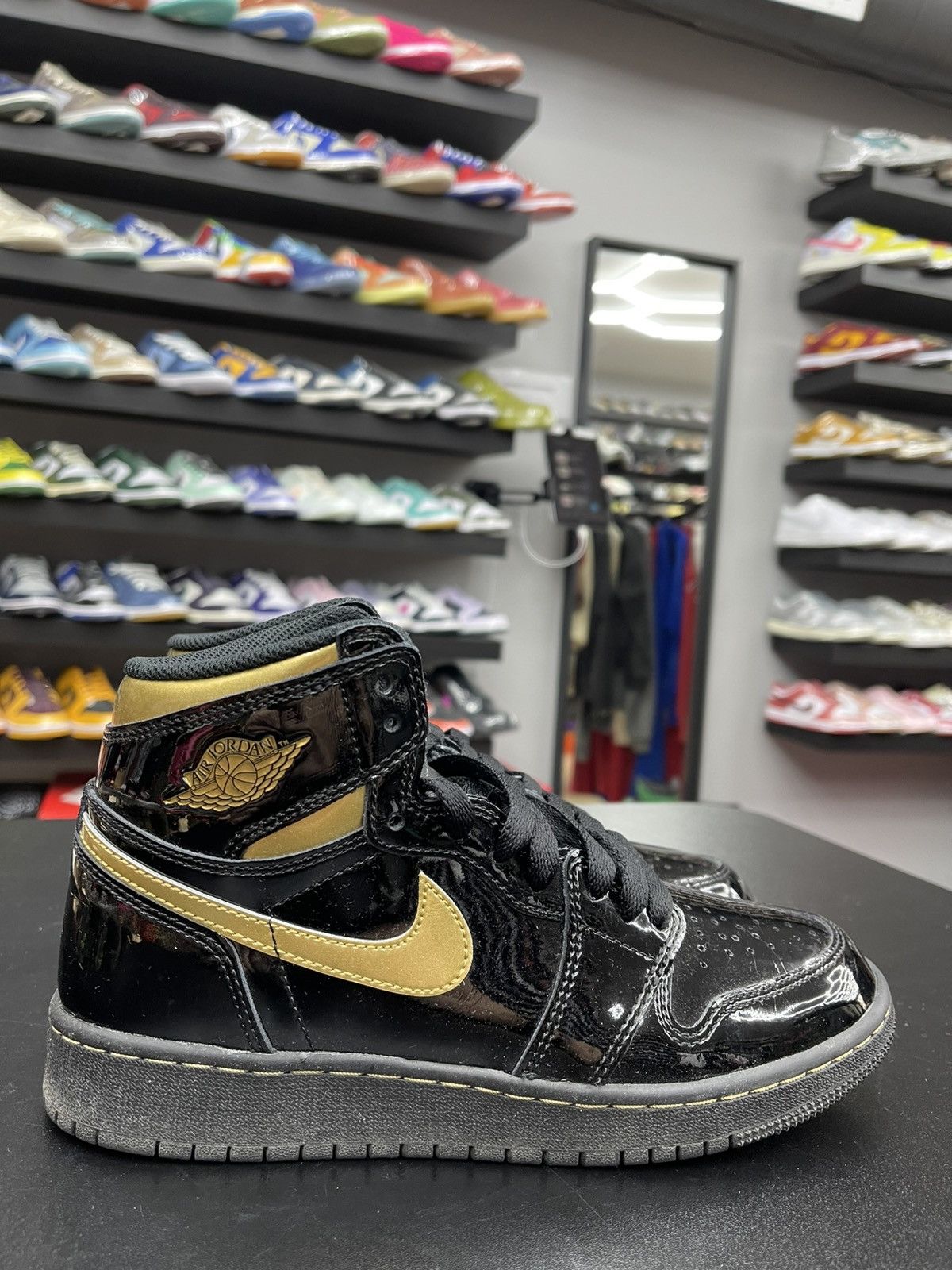 Jordan Brand Size 5y - Jordan 1 Metallic Gold “2020” Very Clean OG All Size US 5 / EU 37 - 3 Thumbnail
