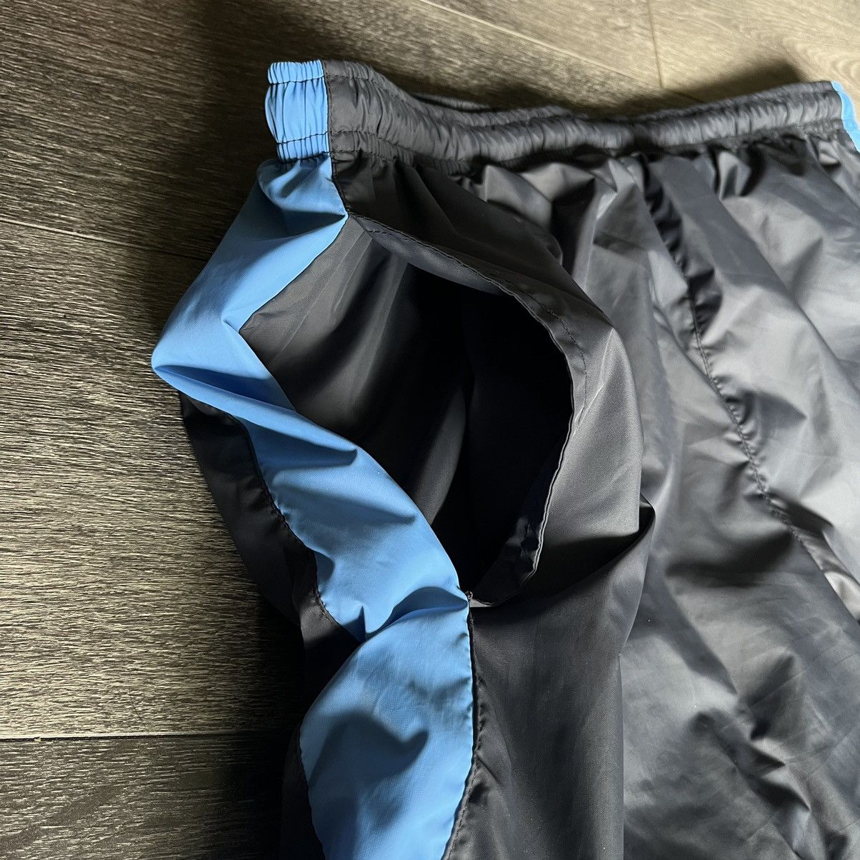 Nike Vintage 2000s Nike Basic Swoosh Nylon Striped Track Pants L Size US 34 / EU 50 - 4 Thumbnail