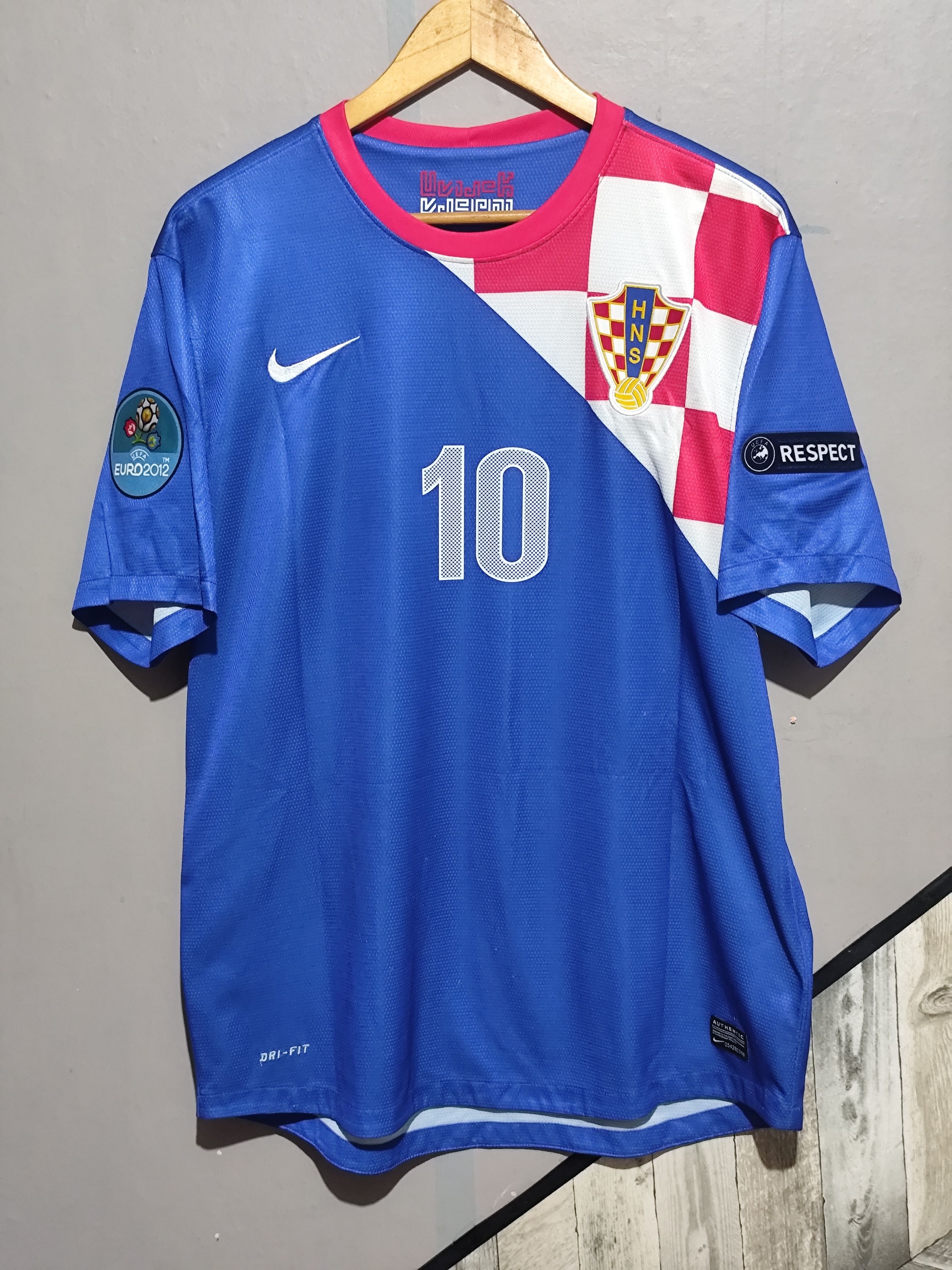 Nike Nike x Croatia 2012 Modric #10 Away Jersey Size US S / EU 44-46 / 1 - 1 Thumbnail