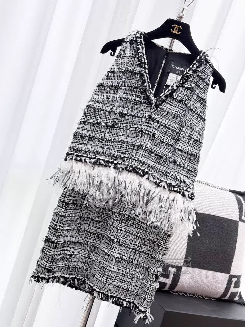 Chanel Chanel Feather rolled tweed V-neck sleeveless dress Size XS / US 0-2 / IT 36-38 - 1 Thumbnail