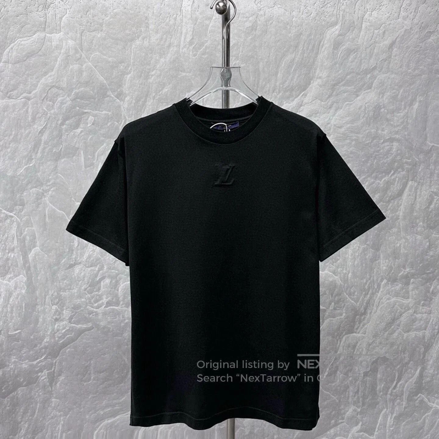 Louis Vuitton louis vuitton black embossed logo short sleeve t-shirt. Size US S / EU 44-46 / 1 - 1 Thumbnail