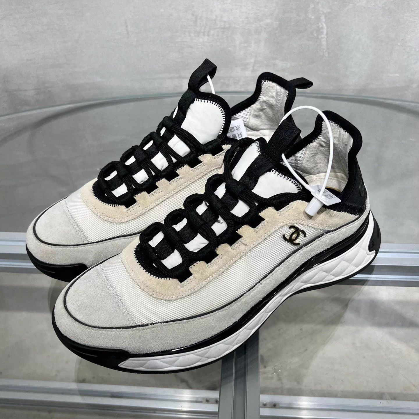 Chanel Chanel Black & White CC Logo Sneakers Gold 40 EU Size US 9 / IT 39 - 2 Thumbnail