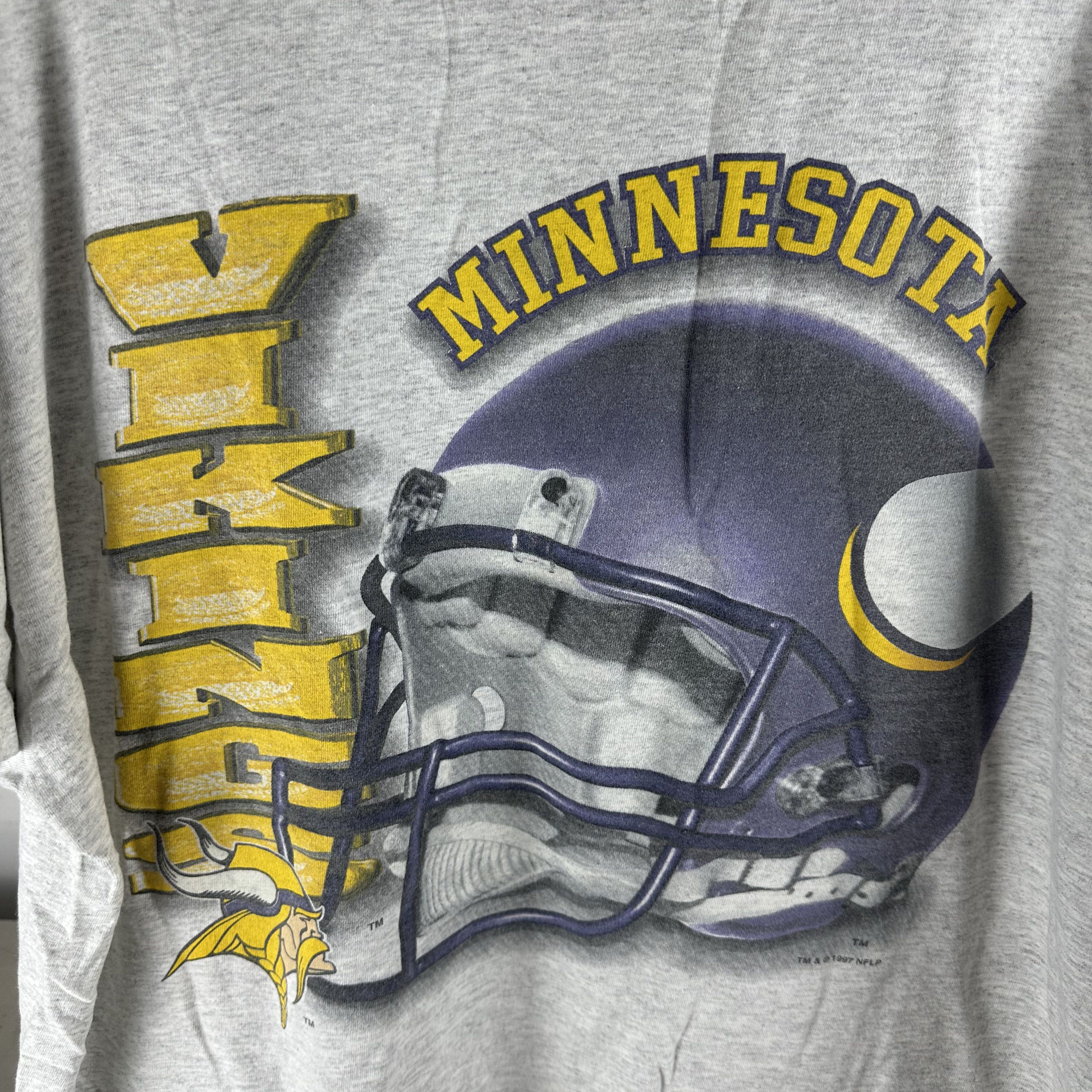 Vintage Vintage 1997 Minnesota Vikings NFL Helmet Graphic T-Shirt Size US XXL / EU 58 / 5 - 2 Thumbnail