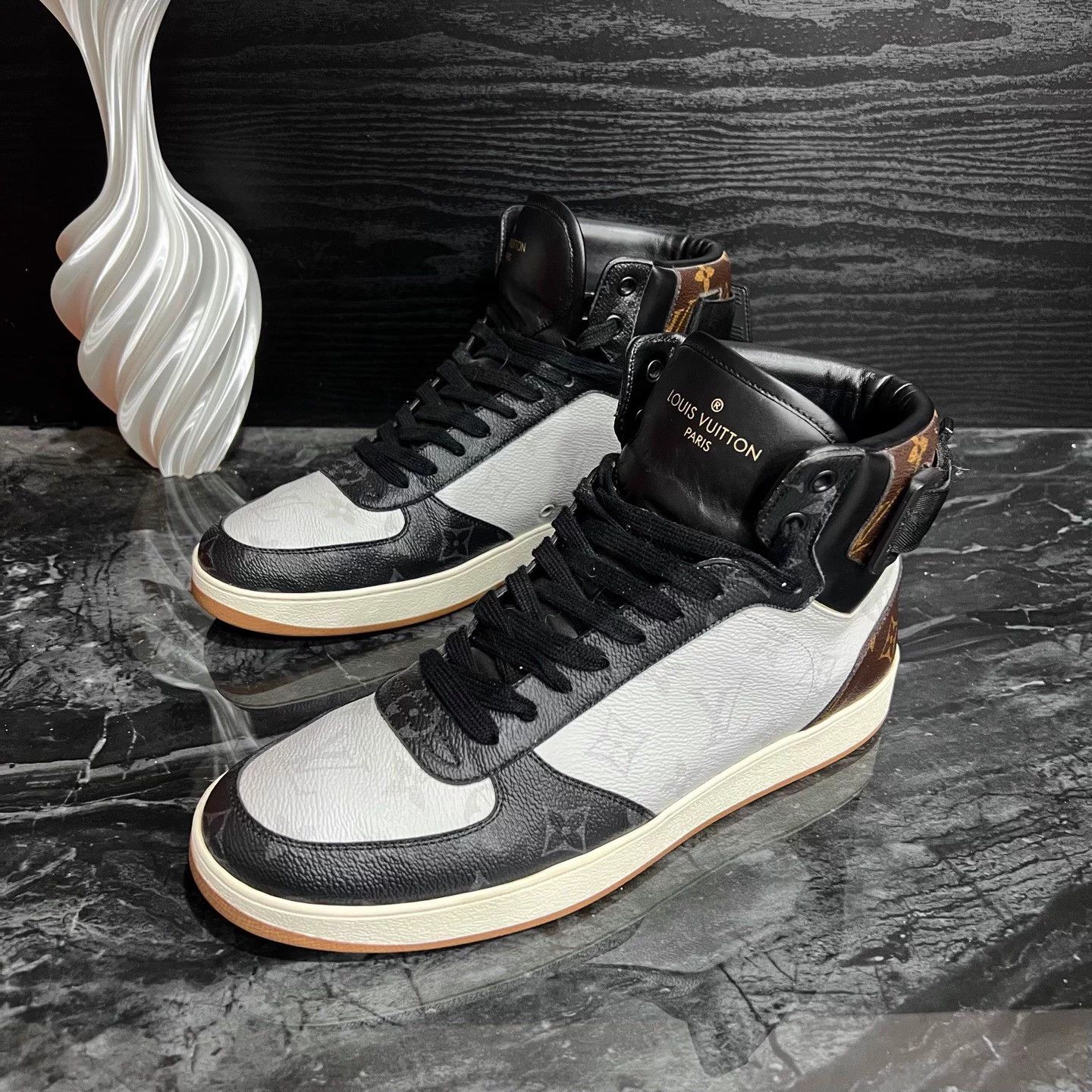 Louis Vuitton LV High-Top Sneaker 41 Monogram Print 95 New Size US 8 / EU 41 - 1 Thumbnail