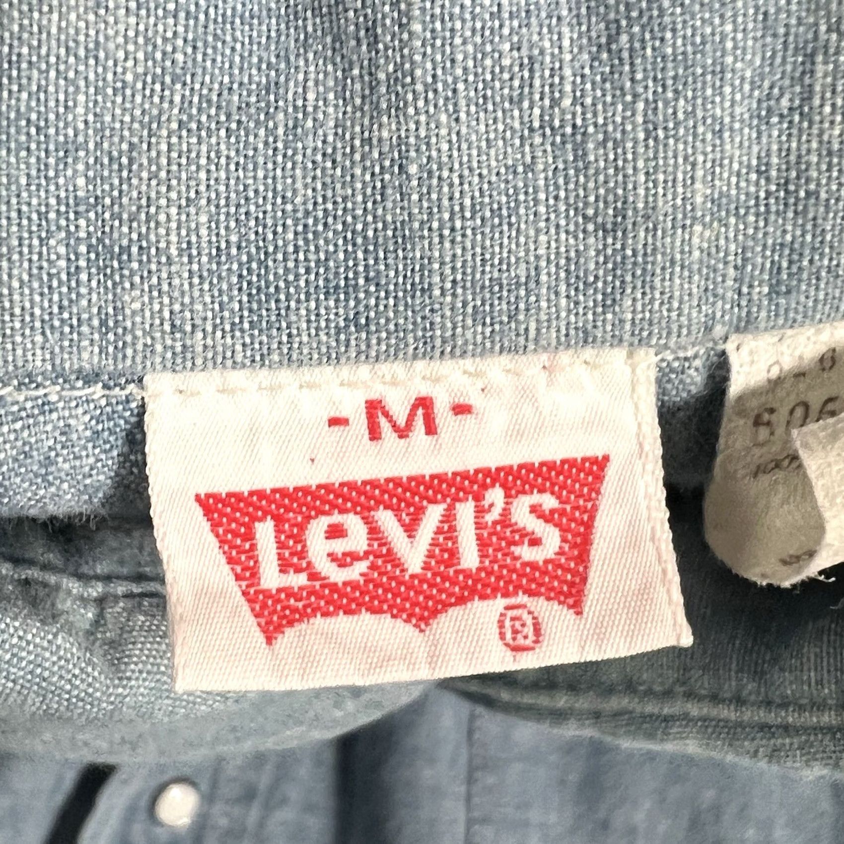 Levi's VINTAGE Levi's Shirt Chambray Pearl Snap Sawtooth Pocket Western Made In USA M Blue Mens Long Sleeve Shirt Size US M / EU 48-50 / 2 - 5 Thumbnail