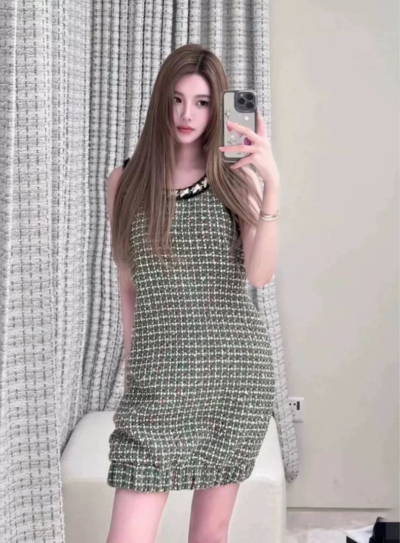 Chanel High-end handicraft soft tweed rolled-edged dress 25