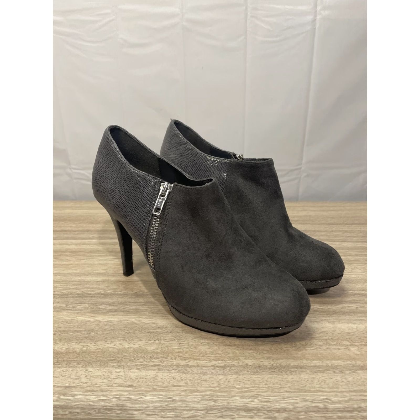 Vintage IMPO Paula Platform Pump Size 8M Grey Suede Zip Round Toe Women M Heel Stiletto Platform .5 In Ultrahigh Casual Vintage: No Size US 8 / IT 38 - 2 Thumbnail