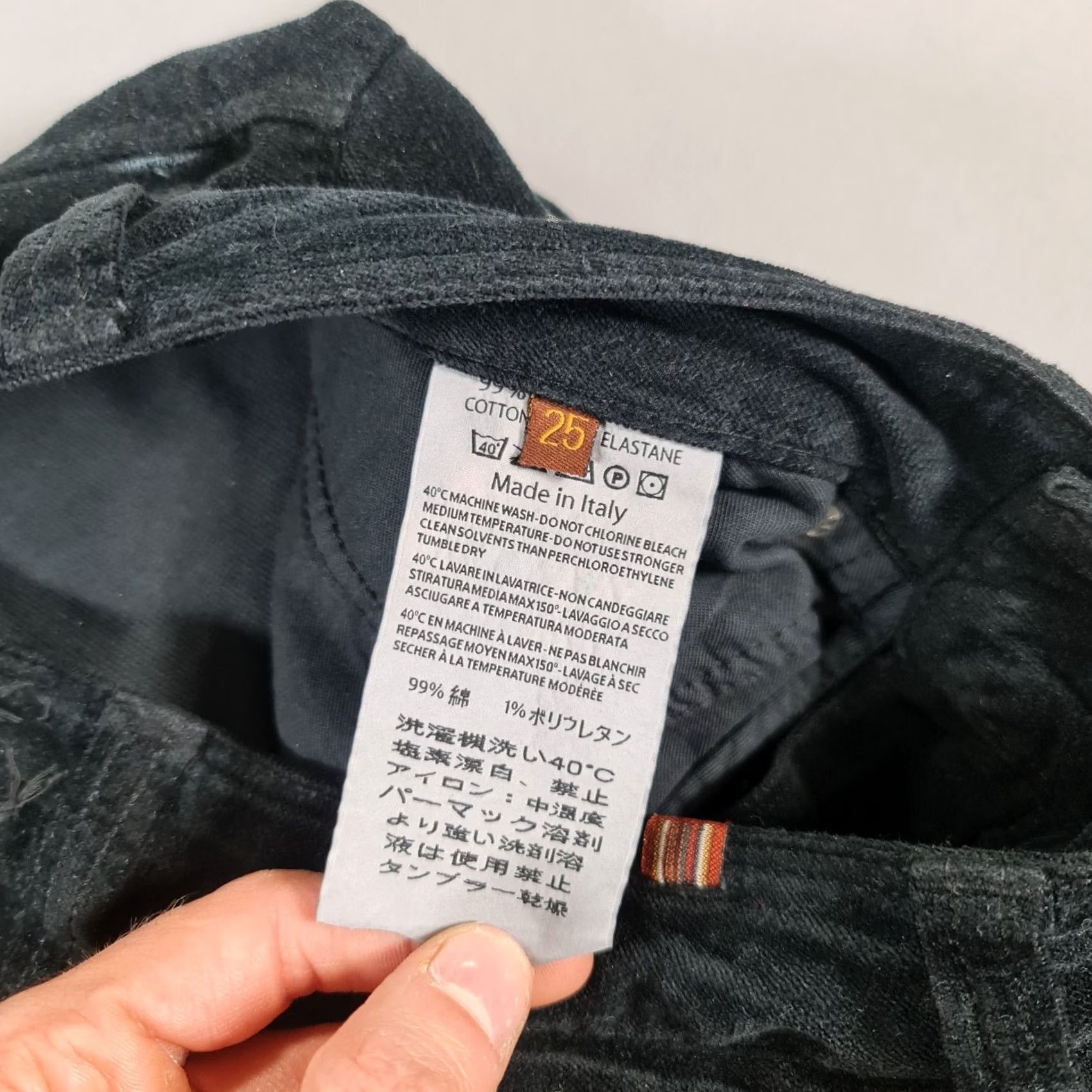 Vintage NOTIFY Women Jeans Black Capri Hellebora Low Rise Corduroy 25 W25 L26 Stretch Zip Fly Italy Cropped Vintage No Size 42" / US 20 - 4 Thumbnail