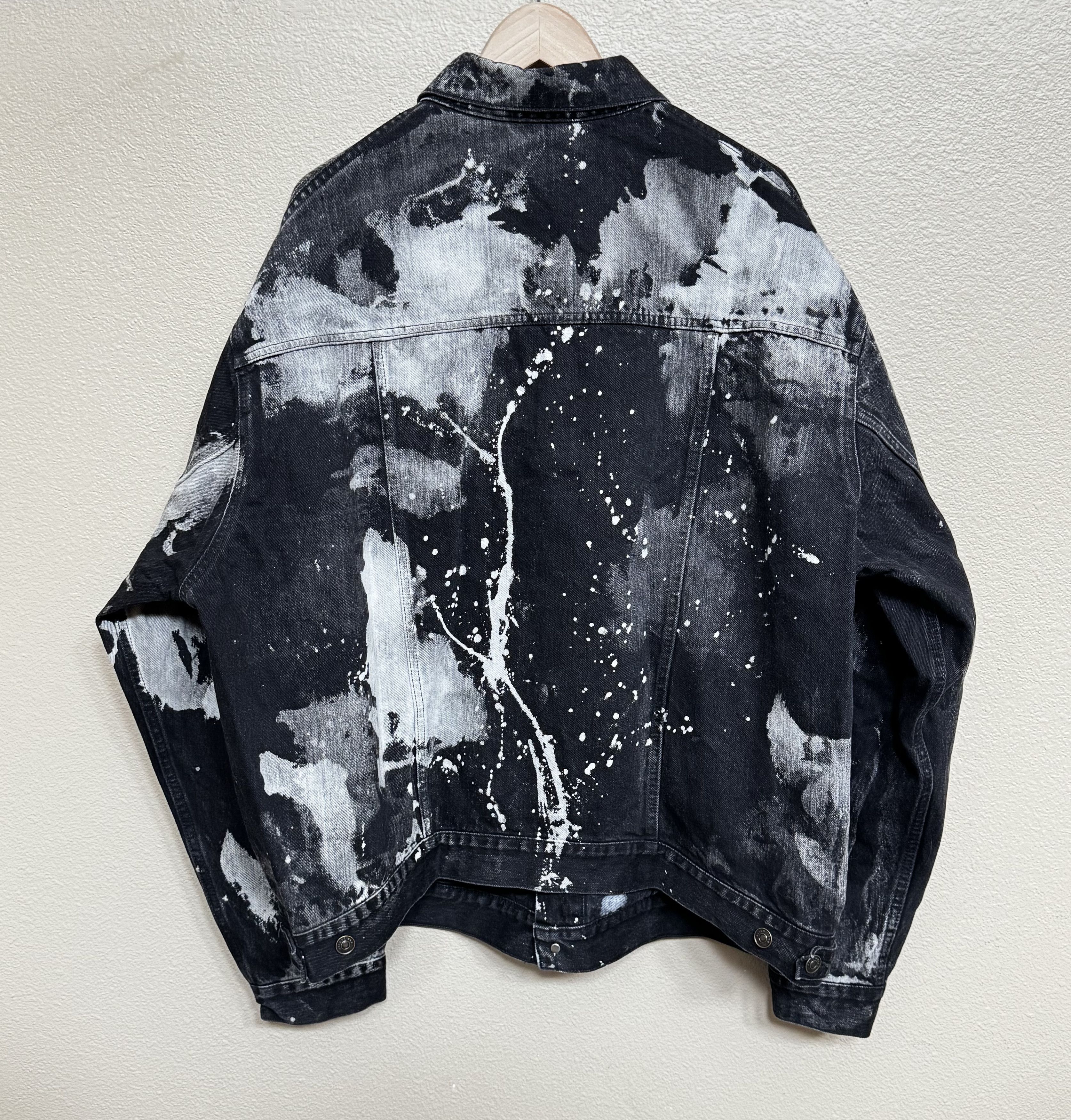 Balenciaga Balenciaga Splatter Effect Oversized Denim Jacket SIZE L Size US L / EU 52-54 / 3 - 4 Thumbnail