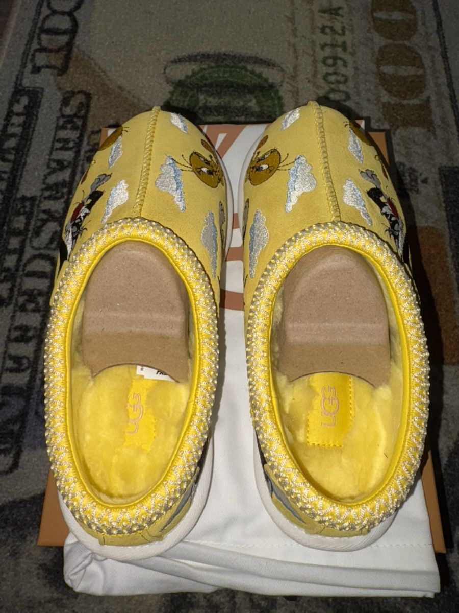 Palace × Ugg Palace UGG Tasman Slipper Looney Tunes Yellow Size US 7 / EU 40 - 4 Thumbnail