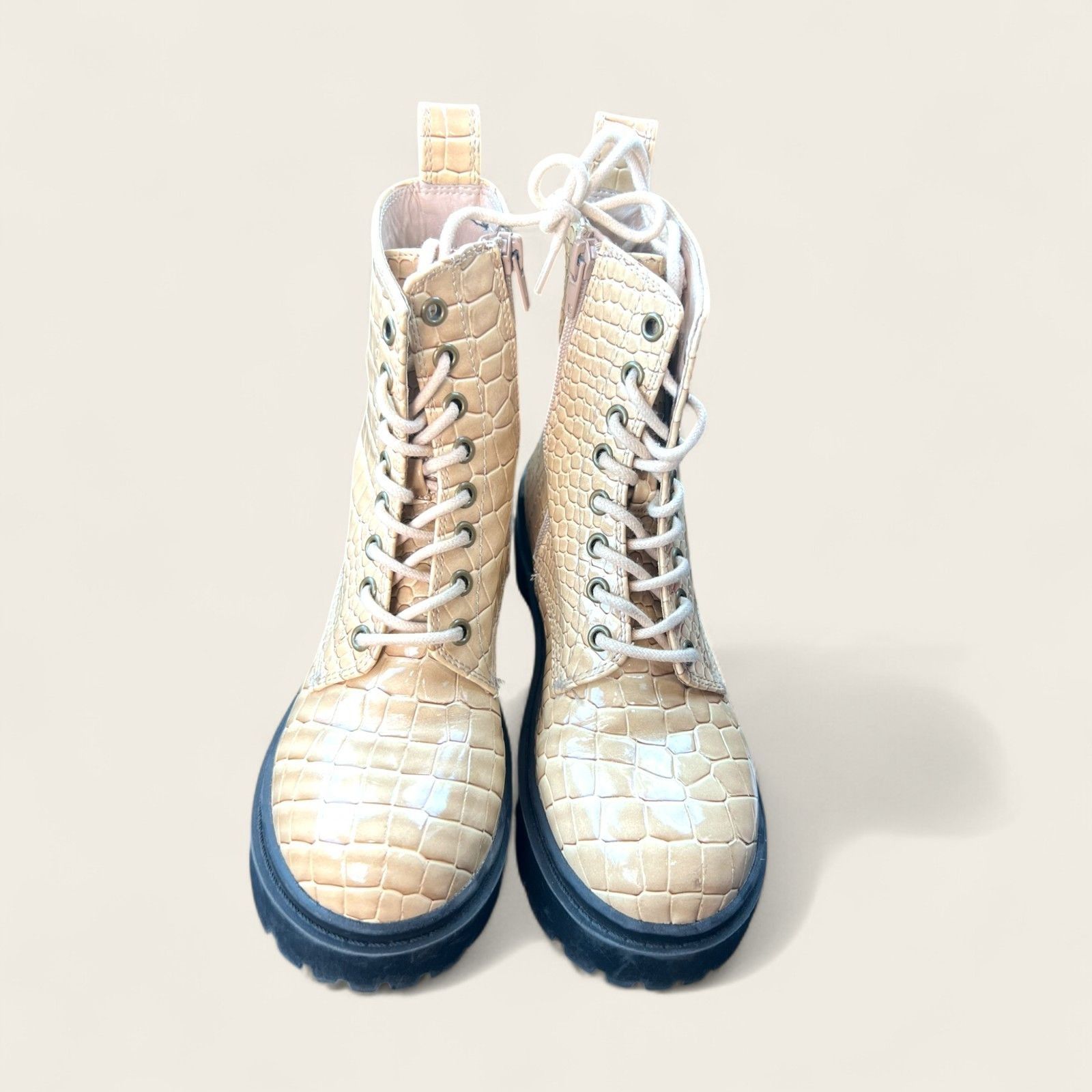 Urban Outfitters Urban Outfitters Beige Croc-Embossed Lace-Up Combat Boots Wi Size US 6 / IT 36 - 1 Thumbnail