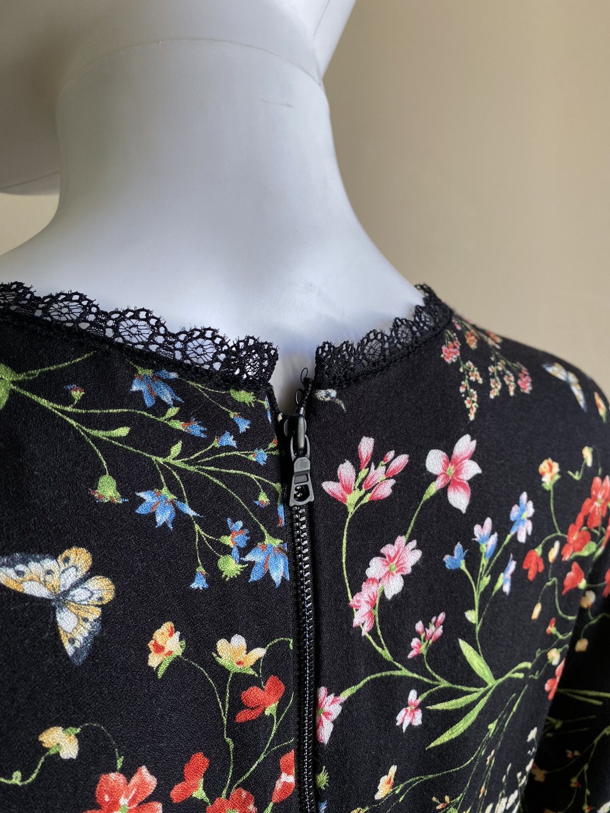 Alice + Olivia Alice + Olivia Black Floral Short Sleeve V-Neck Mini Dress Size S / US 4 / IT 40 - 12 Thumbnail