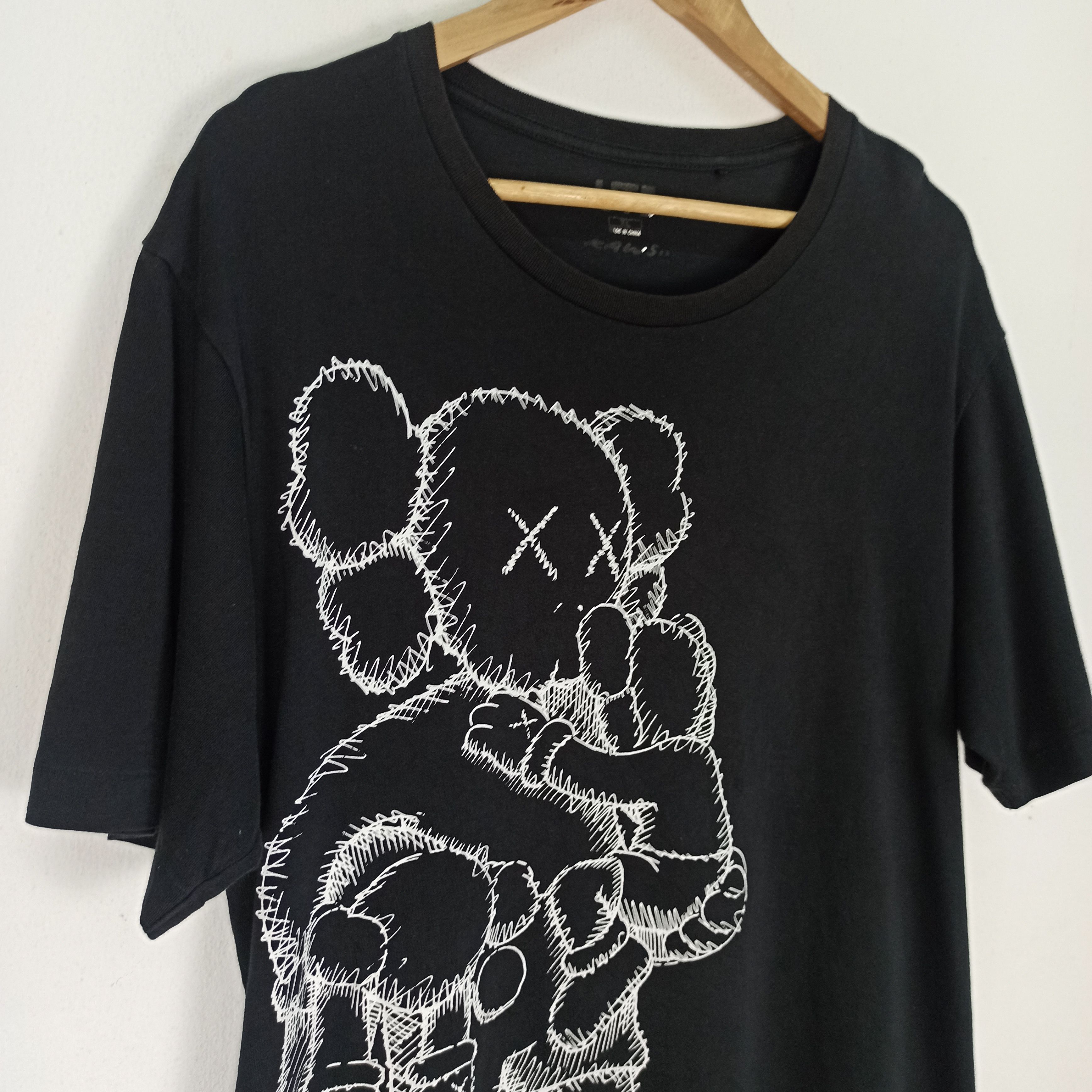 Kaws 🔥STEALS🔥 VINTAGE KAWS VERY RARE BY UNIQLO Size US XL / EU 56 / 4 - 2 Thumbnail