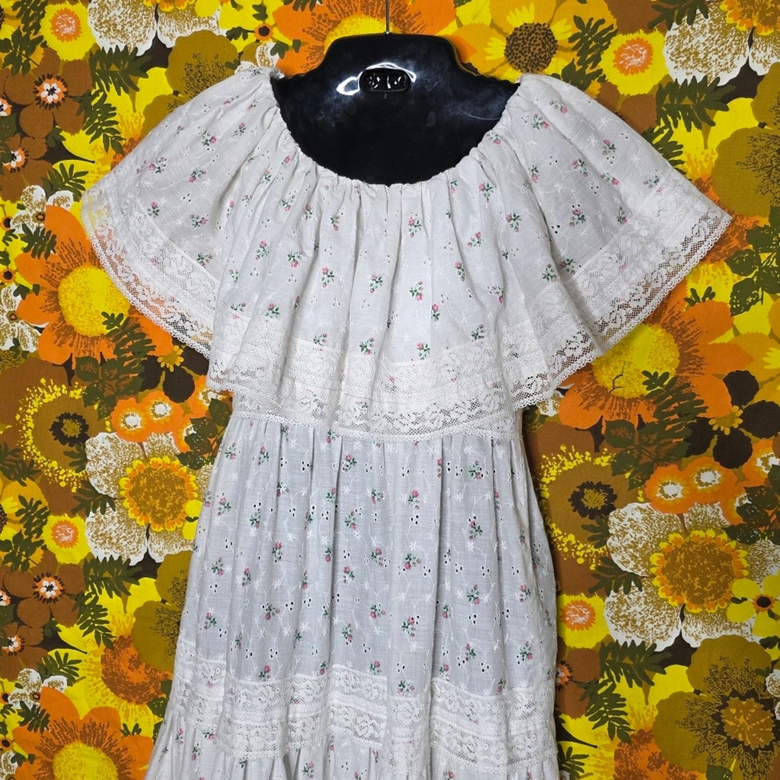 Vintage VTG 70s Handmade Gunne Off Shoulder White/Floral Maxi Dress Size XS / US 0-2 / IT 36-38 - 2 Thumbnail