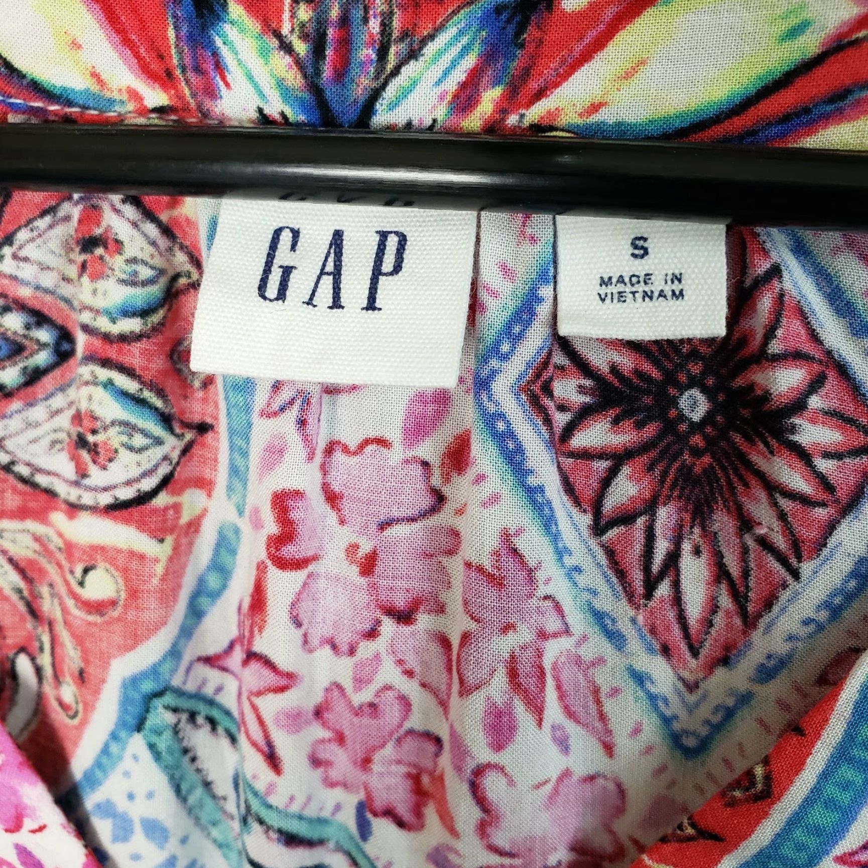Gap Gap Womens Printed Top Sz Small Blue Pink Short Sleeve Rayon Blouse V-Neck Pullover Modern Basic Shirts Womens 90s? Size S / US 4 / IT 40 - 6 Thumbnail