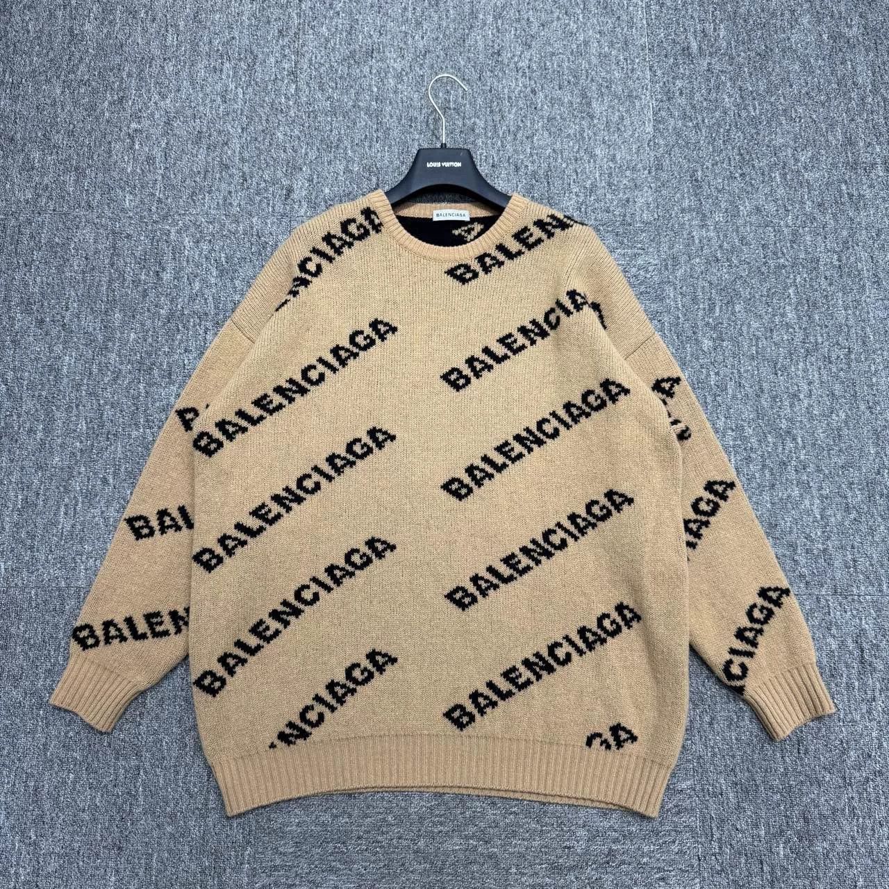 Balenciaga Balenciaga Logo Knit Sweater in Beige. Size US M / EU 48-50 / 2 - 1 Thumbnail