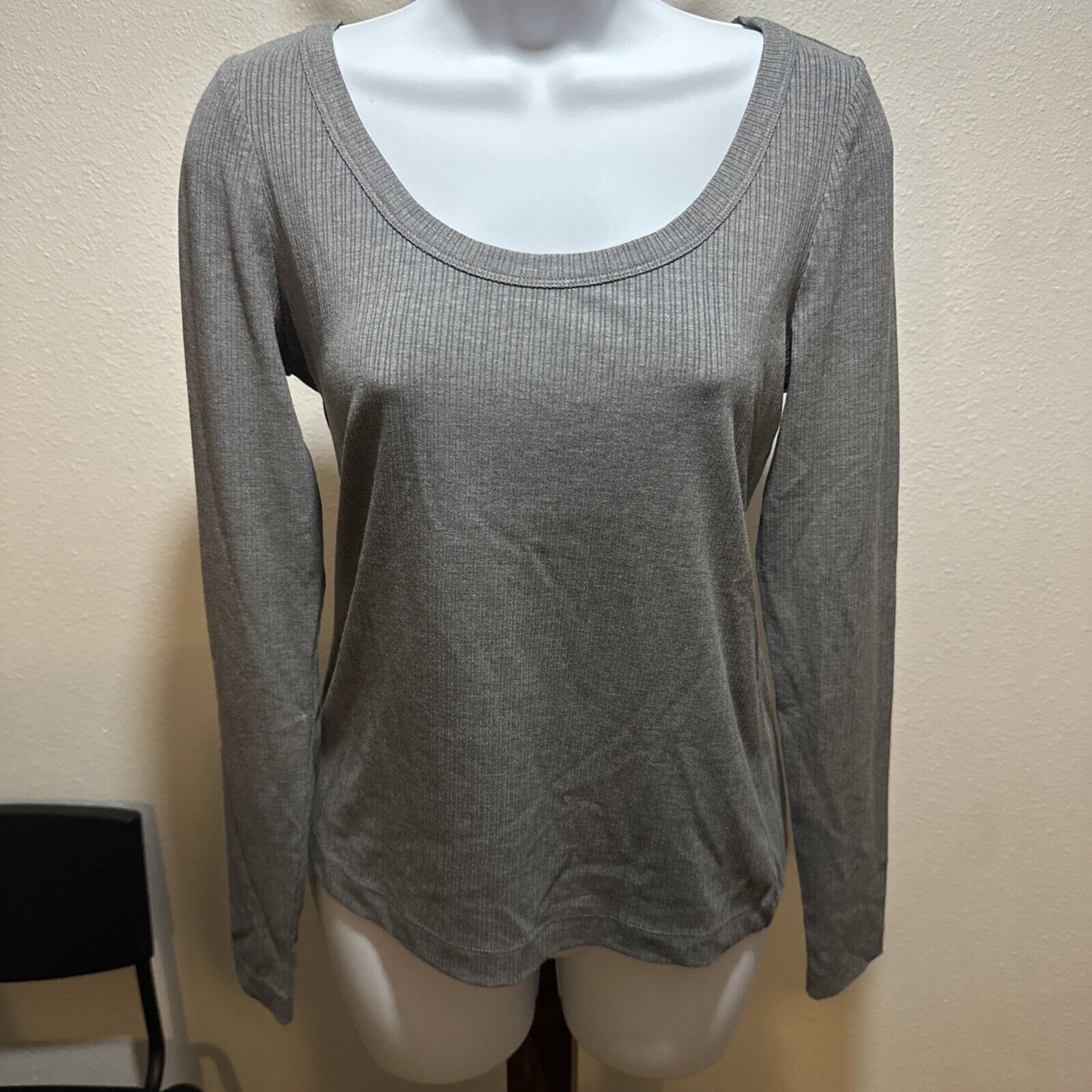 Spanx SPANX Gray Long Sleeve Shapewear Top S Scoop Neck Seamless Size S / US 4 / IT 40 - 1 Thumbnail