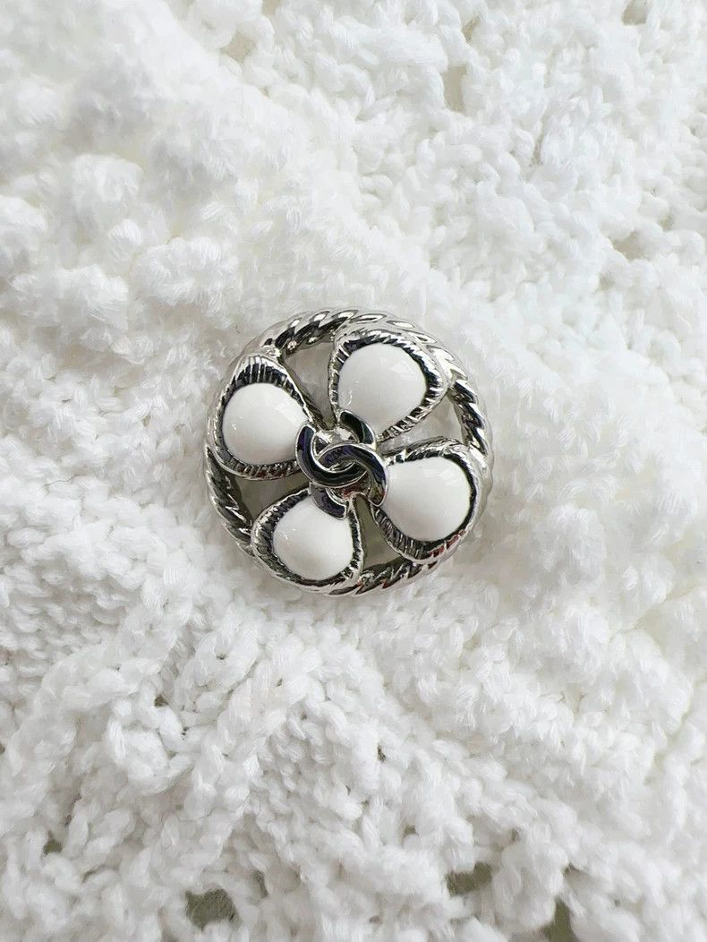Chanel Chanel 24p white three-dimensional camellia long-sleeved k Size XXS / US 00 / IT 34 - 3 Thumbnail