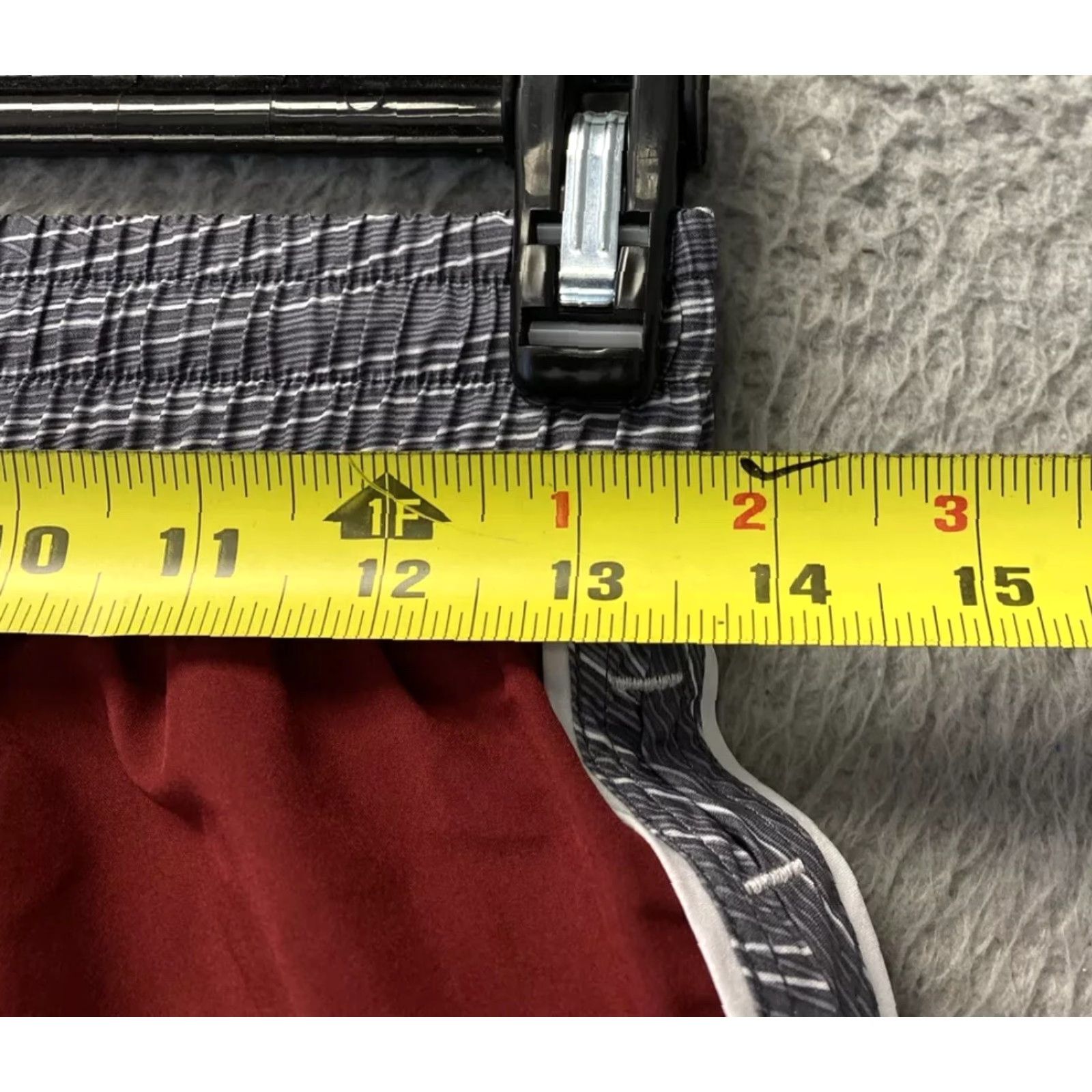 Under Armour Under Armour Women Shorts Maroon High Rise Athletic Size S Maryville 116-12 / 2.0 in. Inseam 13 in Waist Size 28" / US 6 / IT 42 - 5 Thumbnail