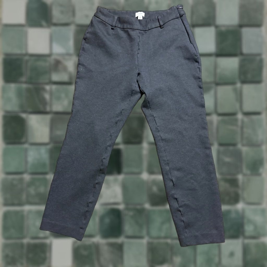 J.Crew **J. CREW Women's Size 6 Black Tapered Chino Pants** User: J. CREW Women's Size 6 Black Tapered Chino Pants Zippered Leg Size 28" / US 6 / IT 42 - 1 Thumbnail