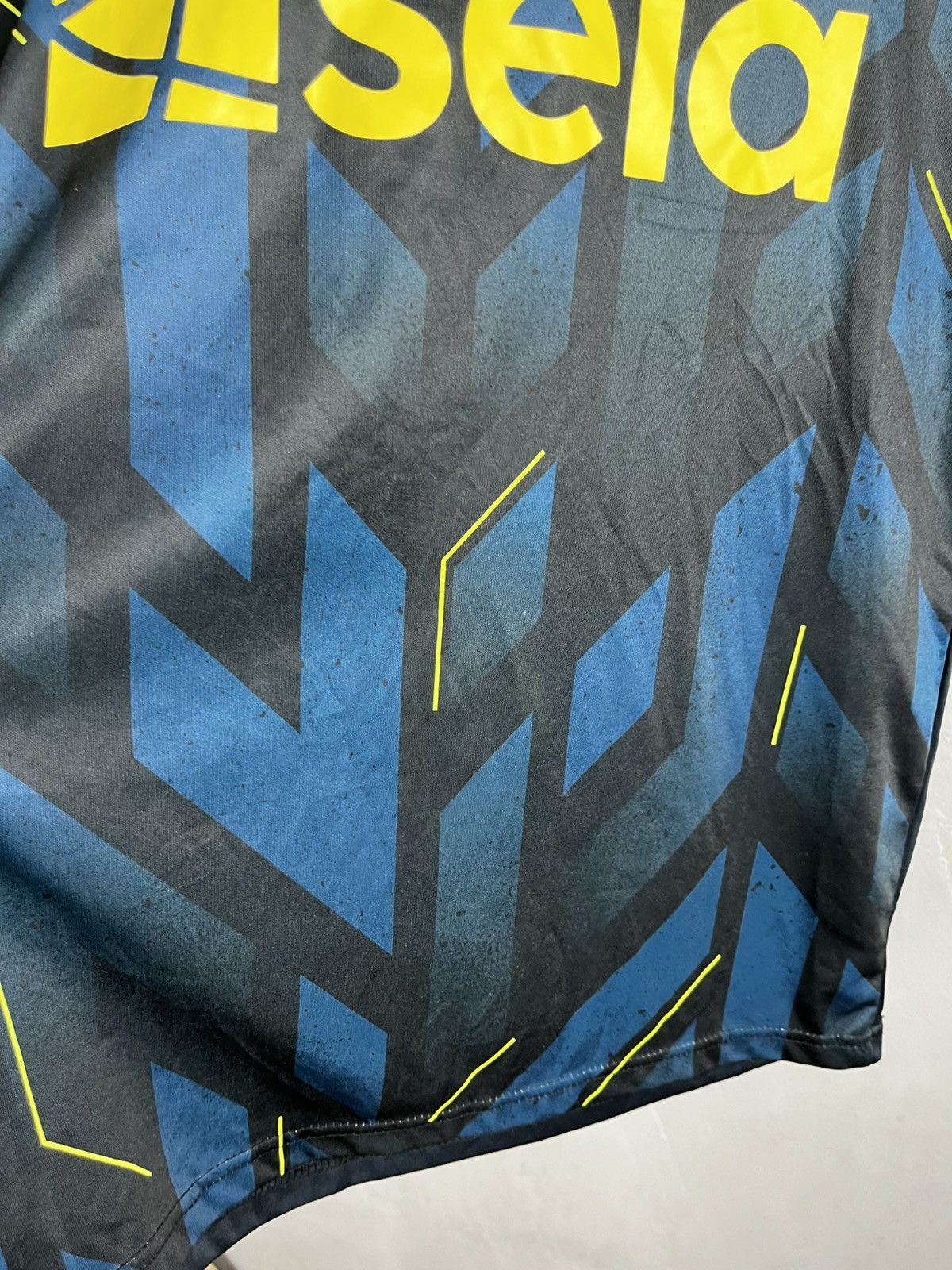 Castore Mens Vintage Castore Newcastle United T-shirt soccer jersey Size US S / EU 44-46 / 1 - 3 Thumbnail