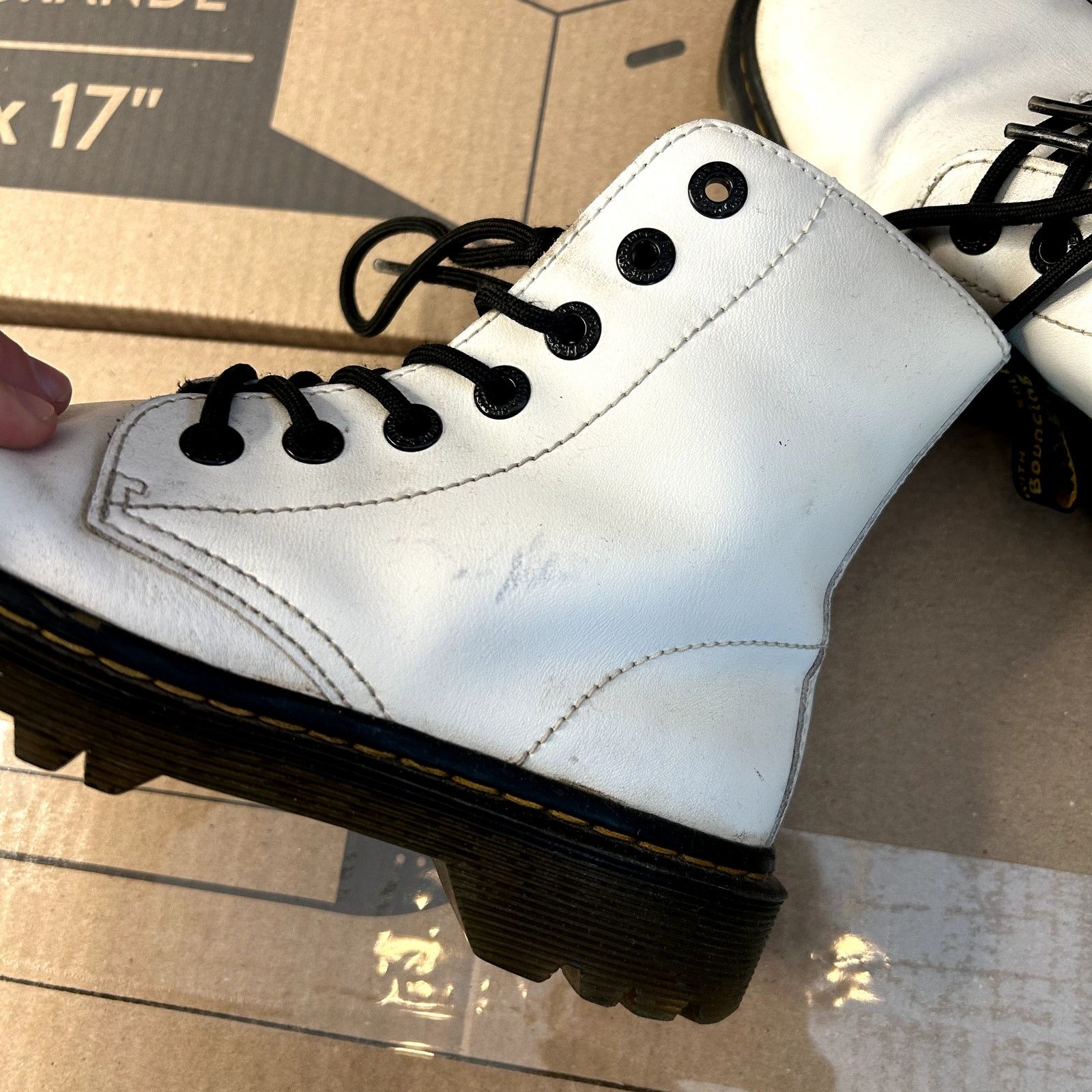Dr. Martens Dr Martens White Womens Boot US 7 L Has flaws Size US 7 / IT 37 - 5 Thumbnail