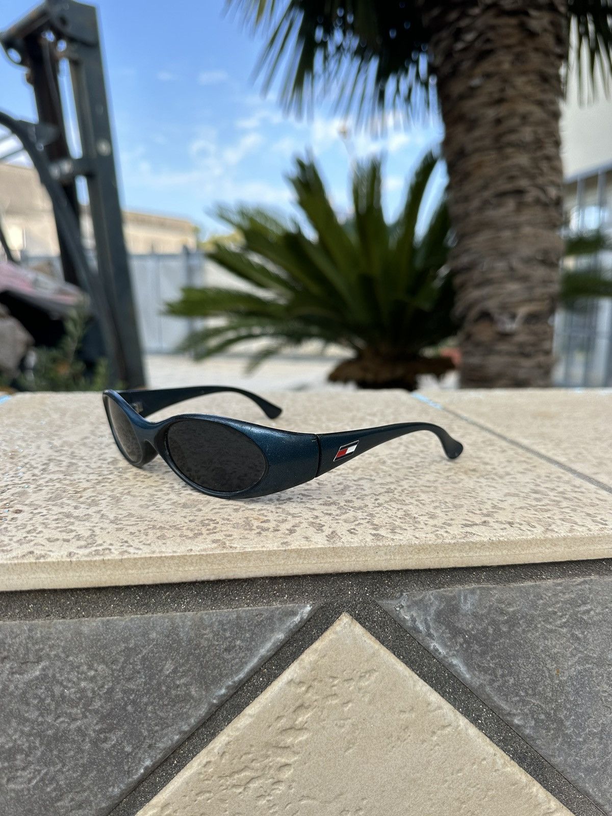 Tommy Hilfiger × Vintage Tommy Hilfiger Navy Sunglasses Size ONE SIZE - 1 Thumbnail